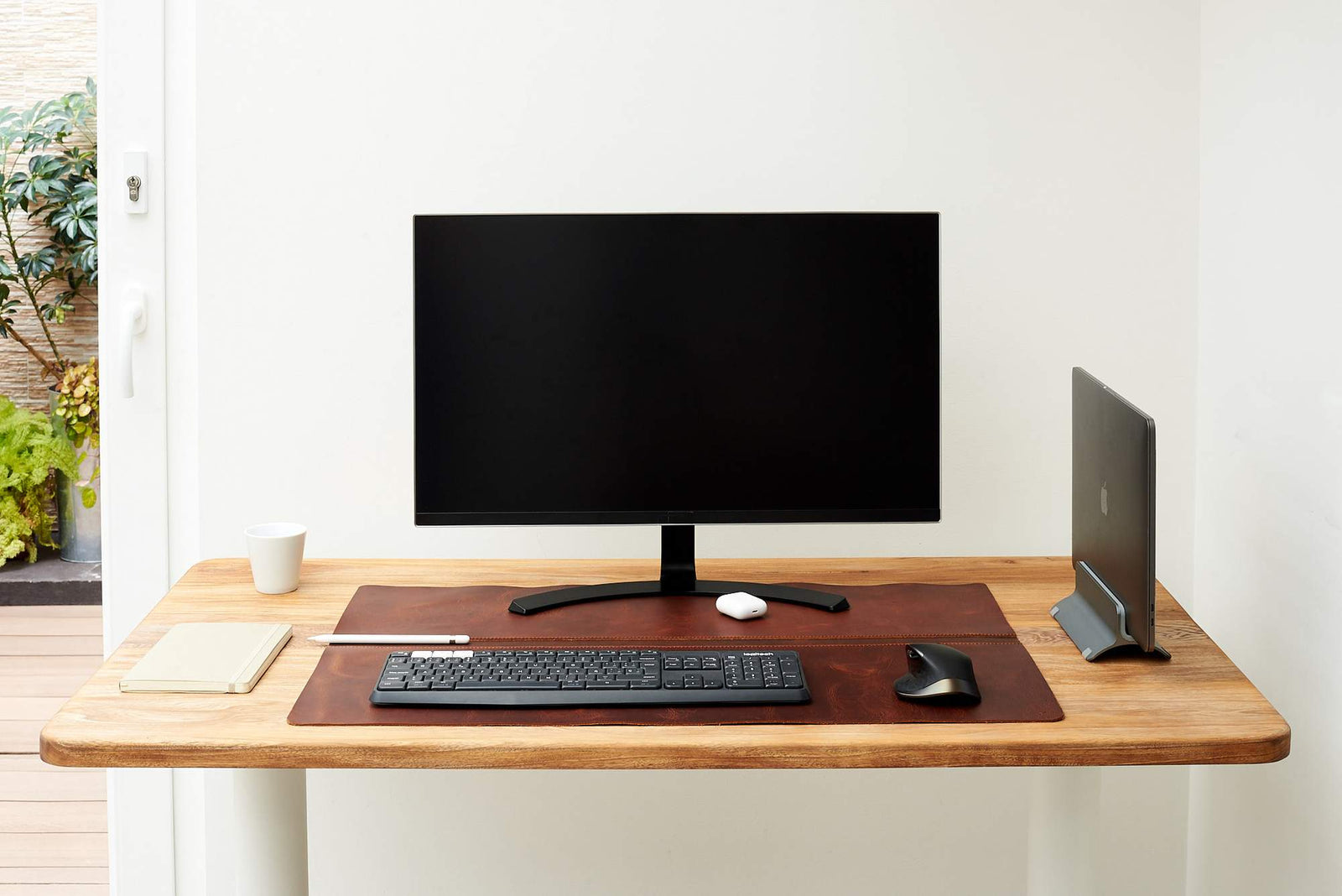 Durable leather desk pad protecting your desk.