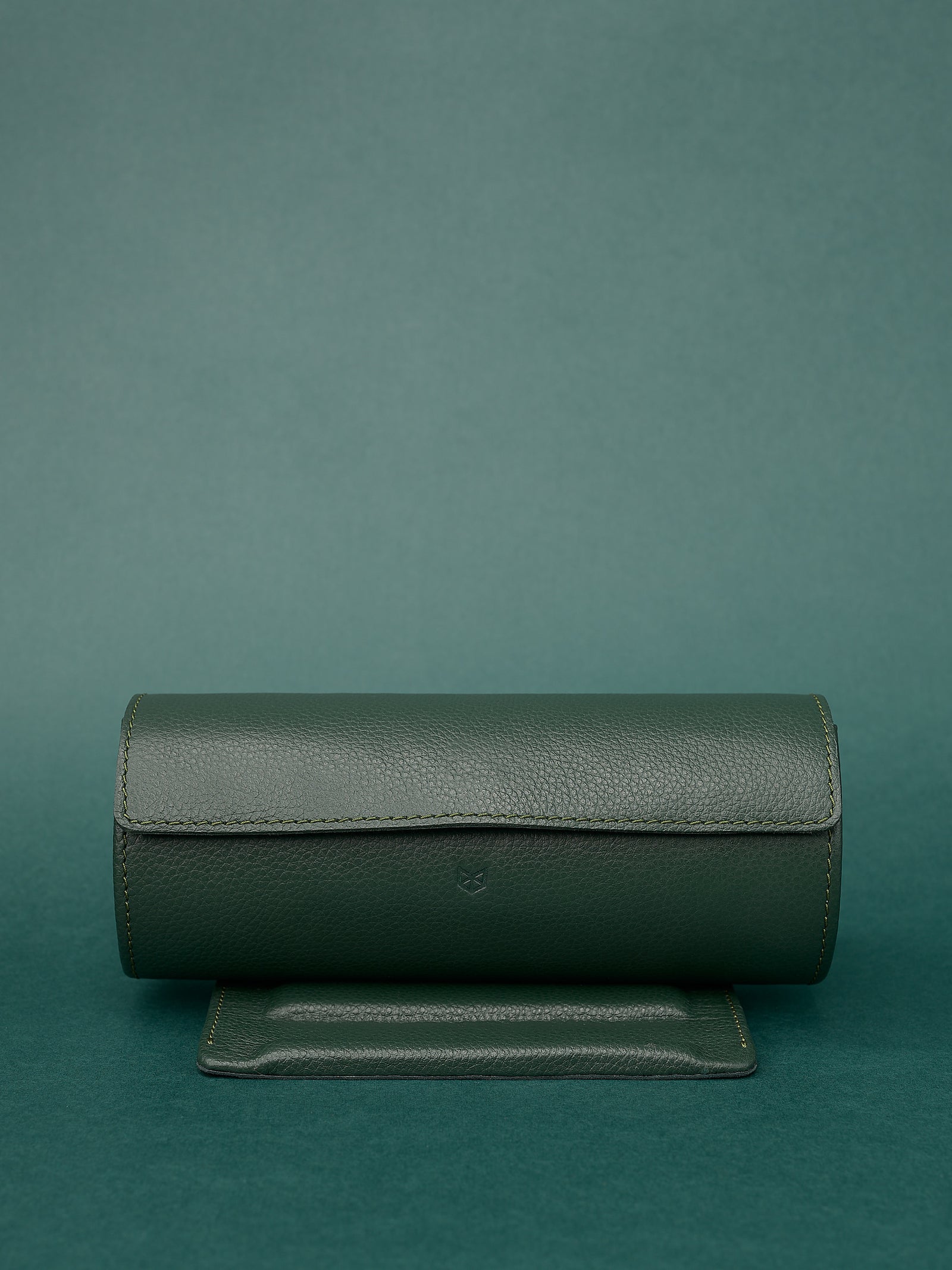 Case for watch collectors. Premium materials. Watch collection. Preservation and care of old watches. Magnetic case made in leather by Capra Leather.