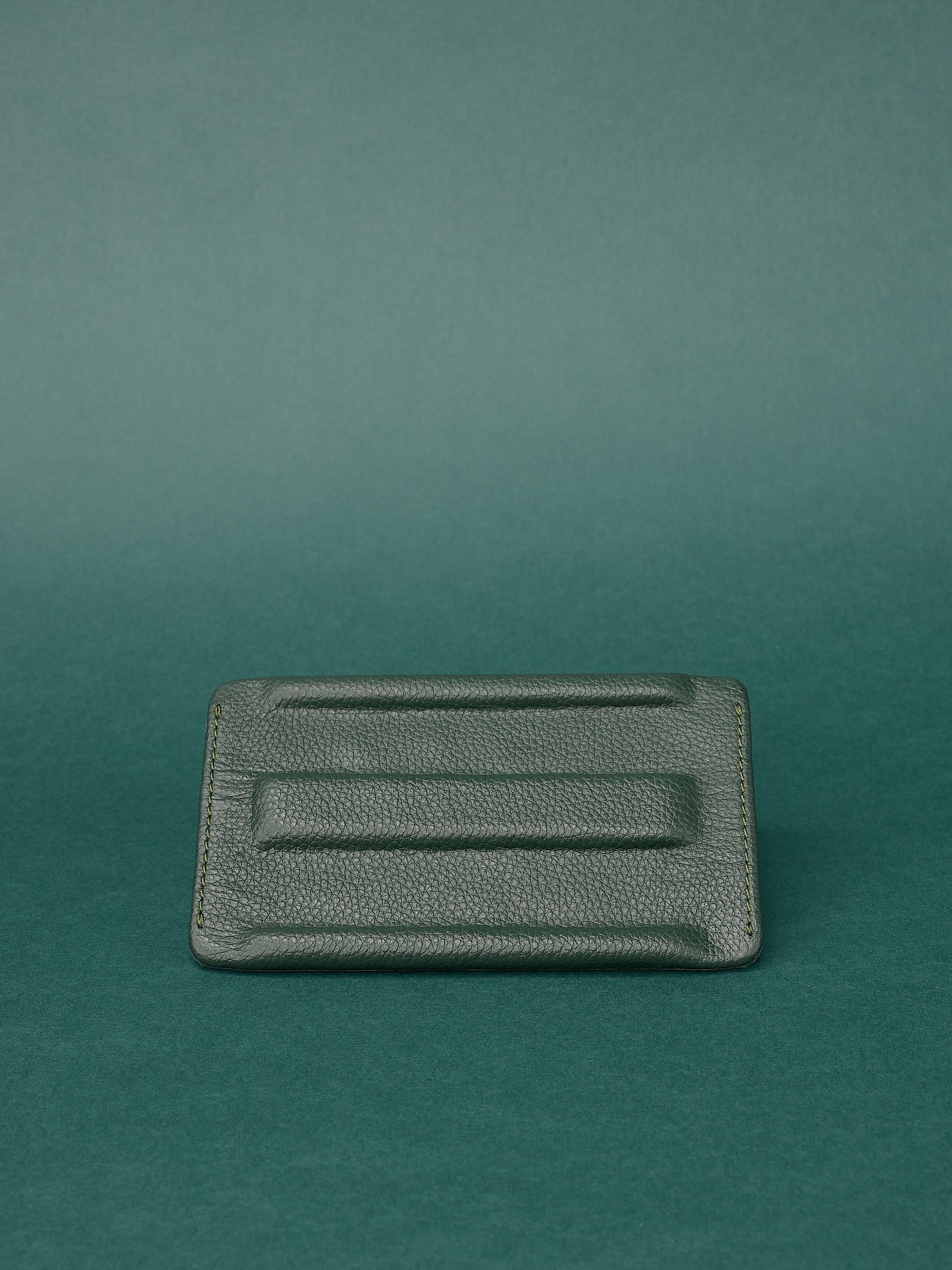 Semi hard case for watch care. Premium materials for an exclusive and unique experience. Leather base fort men made by Capra Leather.