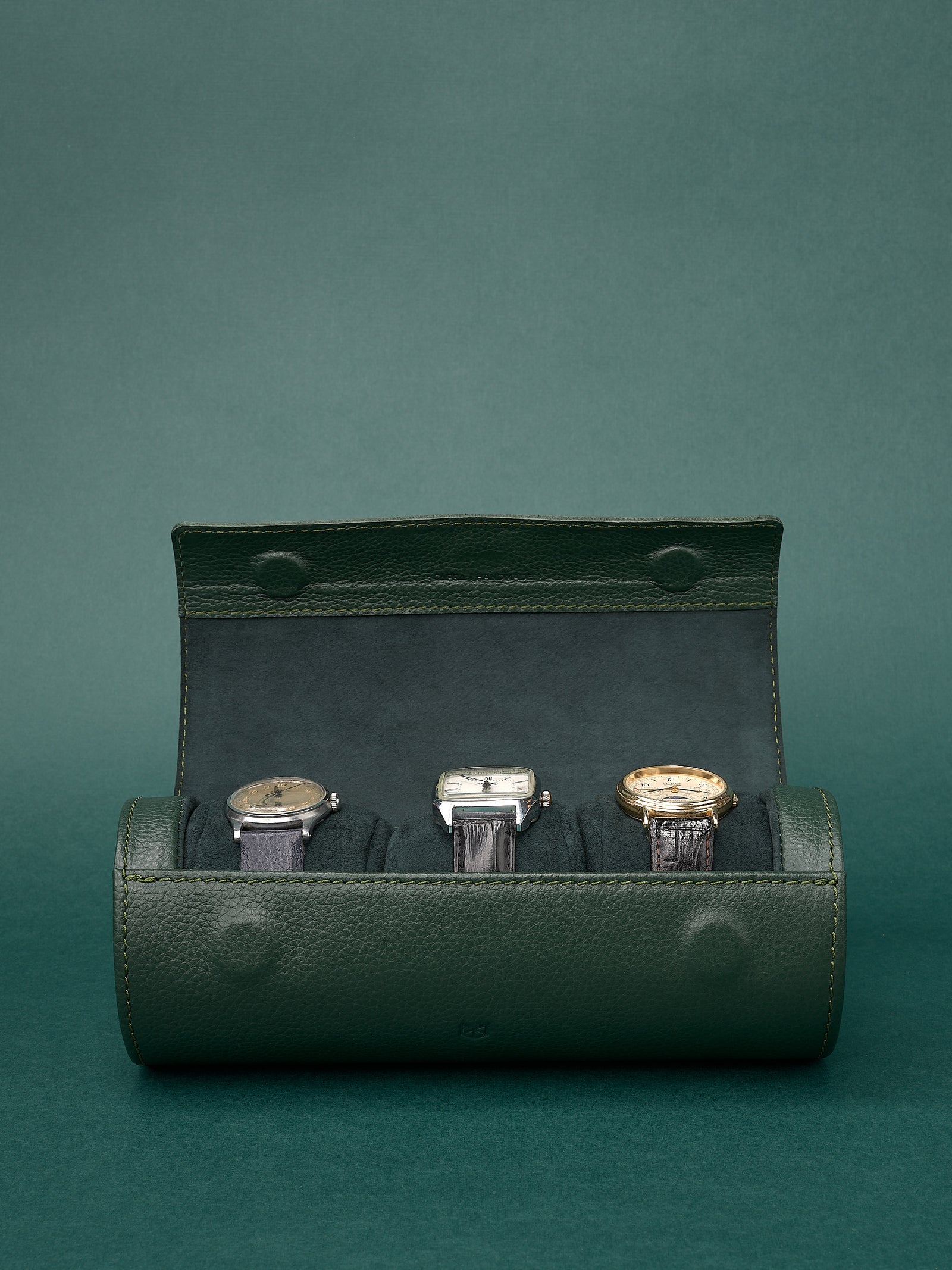 Magnetic travel case for watches. Watch collectors. Protection and preservation of watches. Case for men made in leather by Capra Leather.