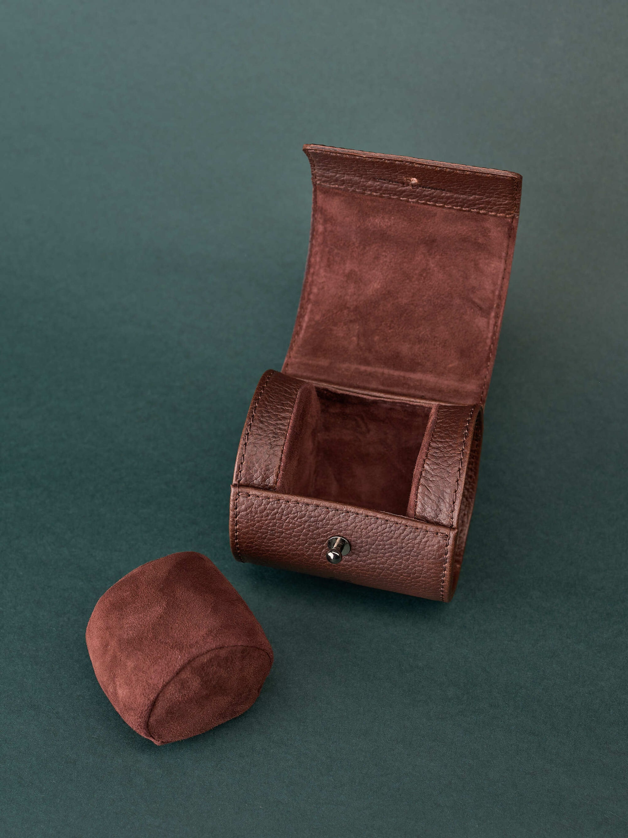Individual watch pillow. Single watch case brown by Capra Leather