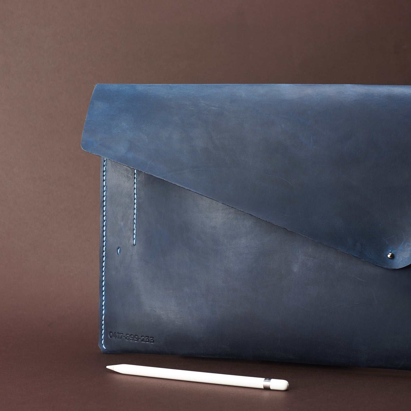 ASUS case ZenBook pencil detail . Draftsman 5 made by Capra Leather.