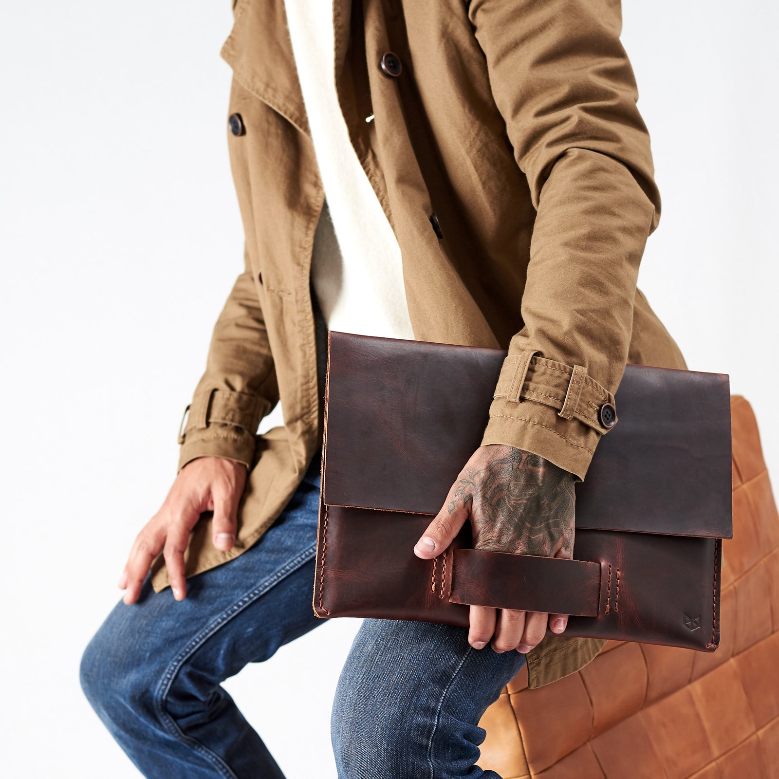 Style handle picture. Walker cognac sleeve by Capra Leather for MacBook. MacBook Pro 13 15 16 inch leather case sleeve by Capra Leather.