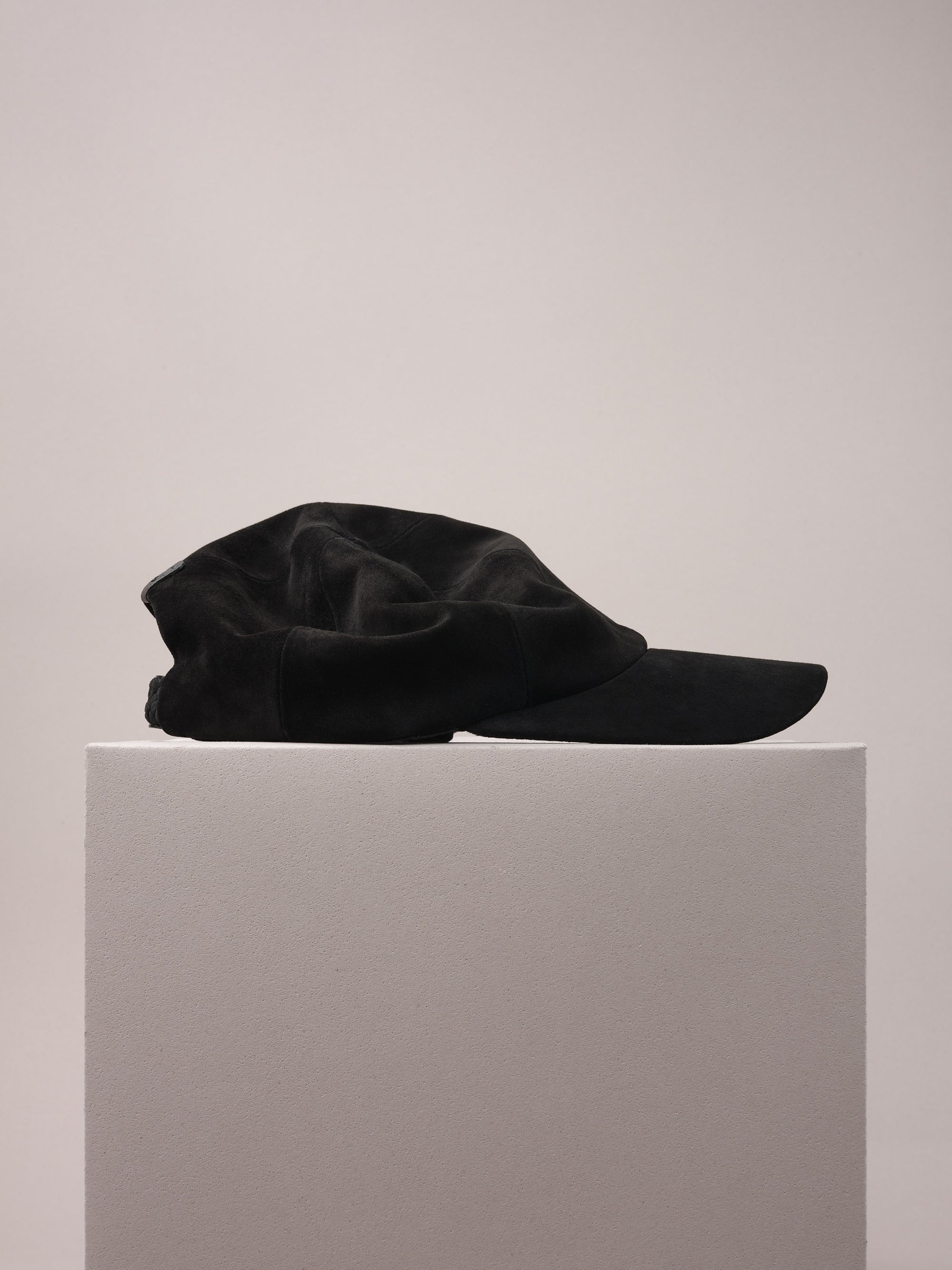 Luxurious black calf suede baseball cap, soft and durable.