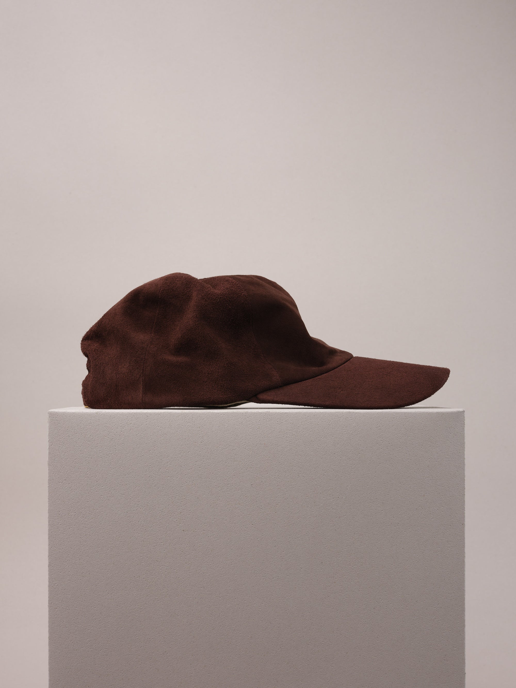 Luxurious brown calf suede baseball cap, soft and durable.