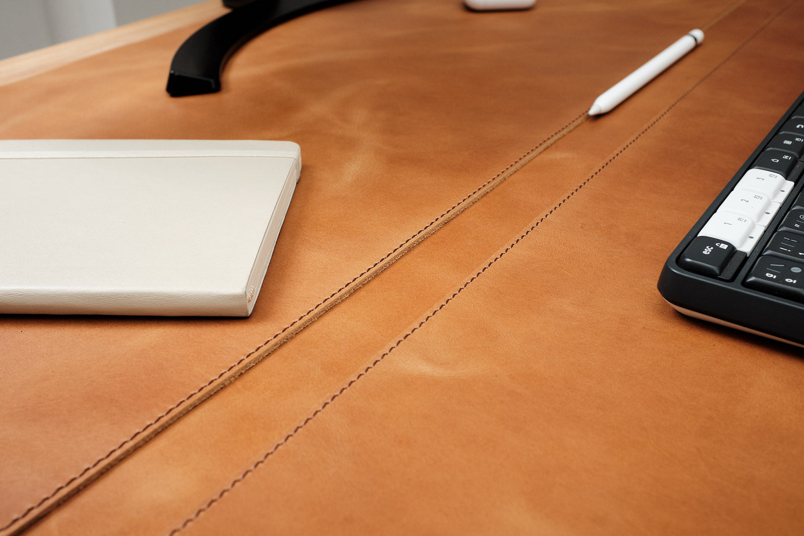 Minimalist desk pad with an optional pen slot.