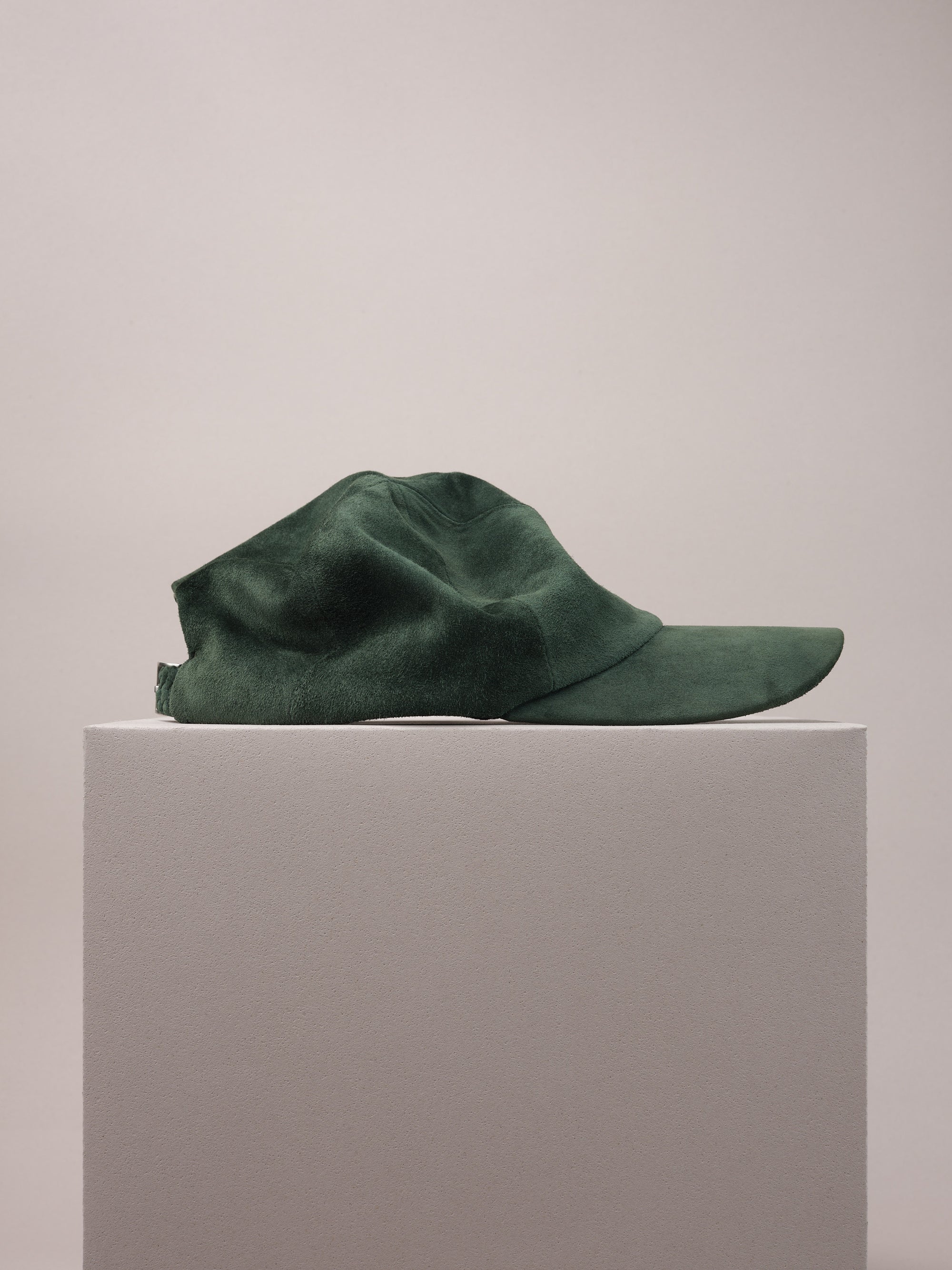 Luxurious green calf suede baseball cap, soft and durable.