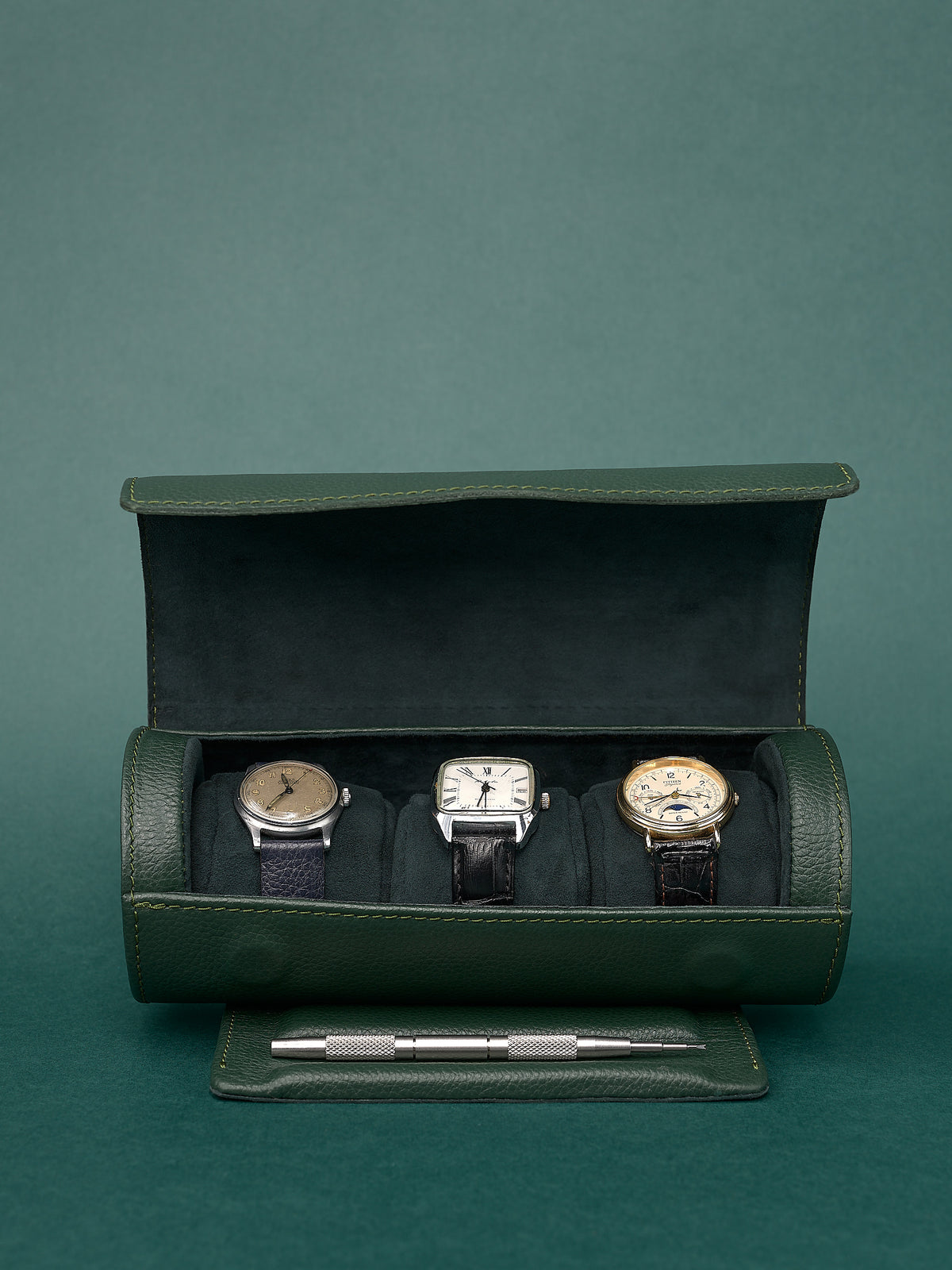 Magnetic travel case for watches. Watch collectors. Preservation and care of old and new watches. Made in leather by Capra Leather.