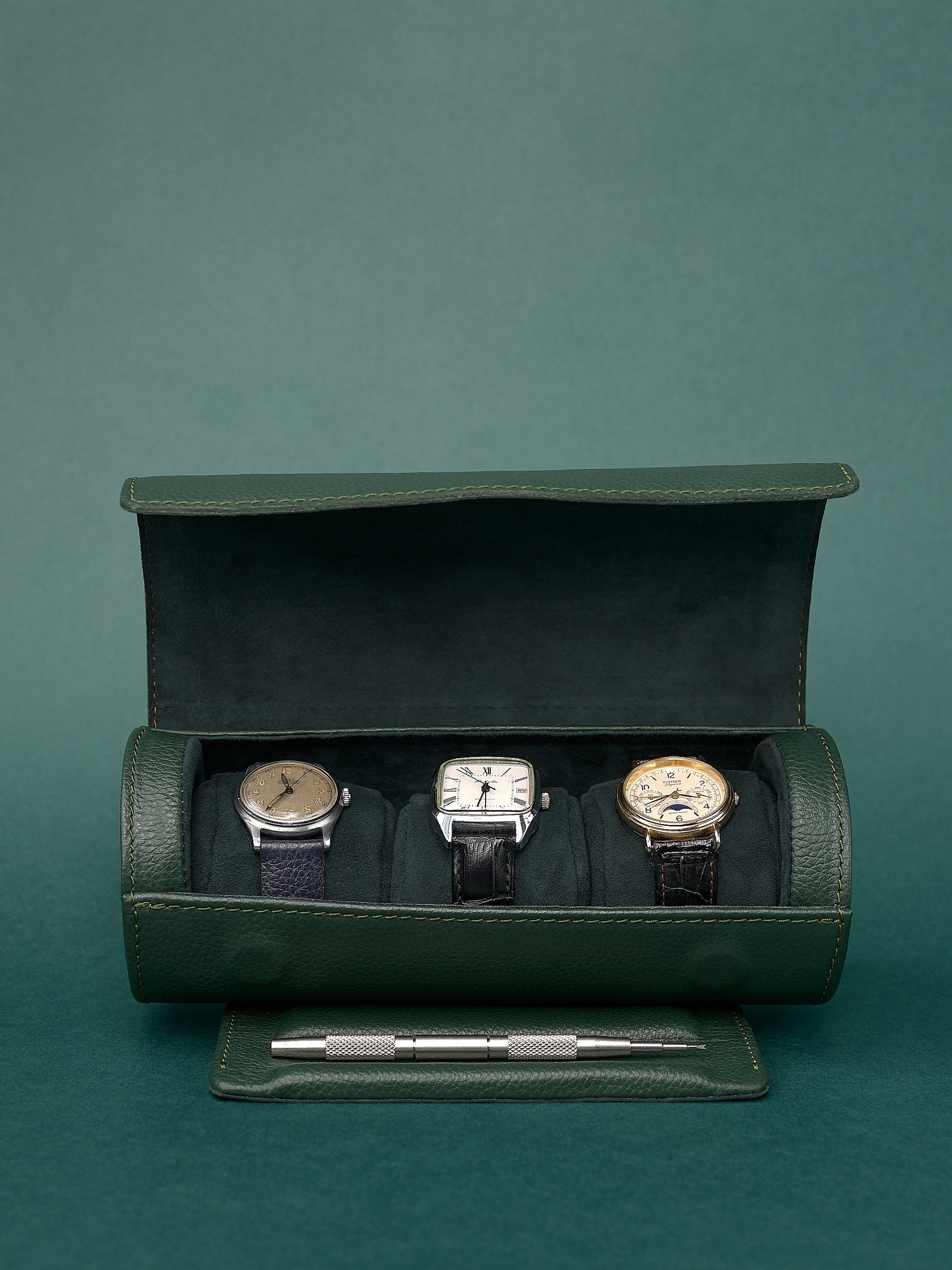 Watch collection. Watch collectors. Premium watch case. Preservation and care of old watches. Suede pillows. Case for watches made in leather for comfort and protection. Made by Capra Leather.