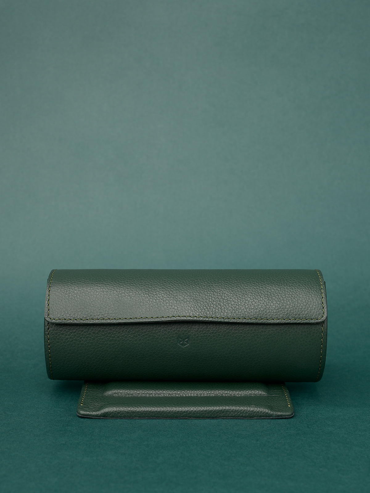 Case for watch collectors. Premium materials. Watch collection. Preservation and care of old watches. Magnetic case made in leather by Capra Leather.