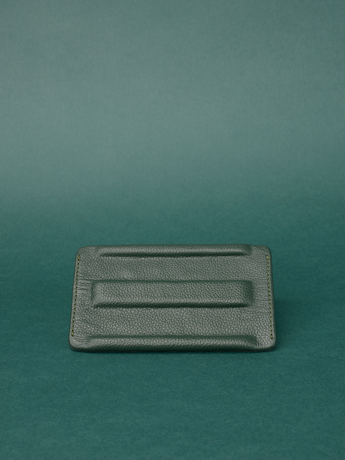 Semi hard case for watch care. Premium materials for an exclusive and unique experience. Leather base fort men made by Capra Leather.