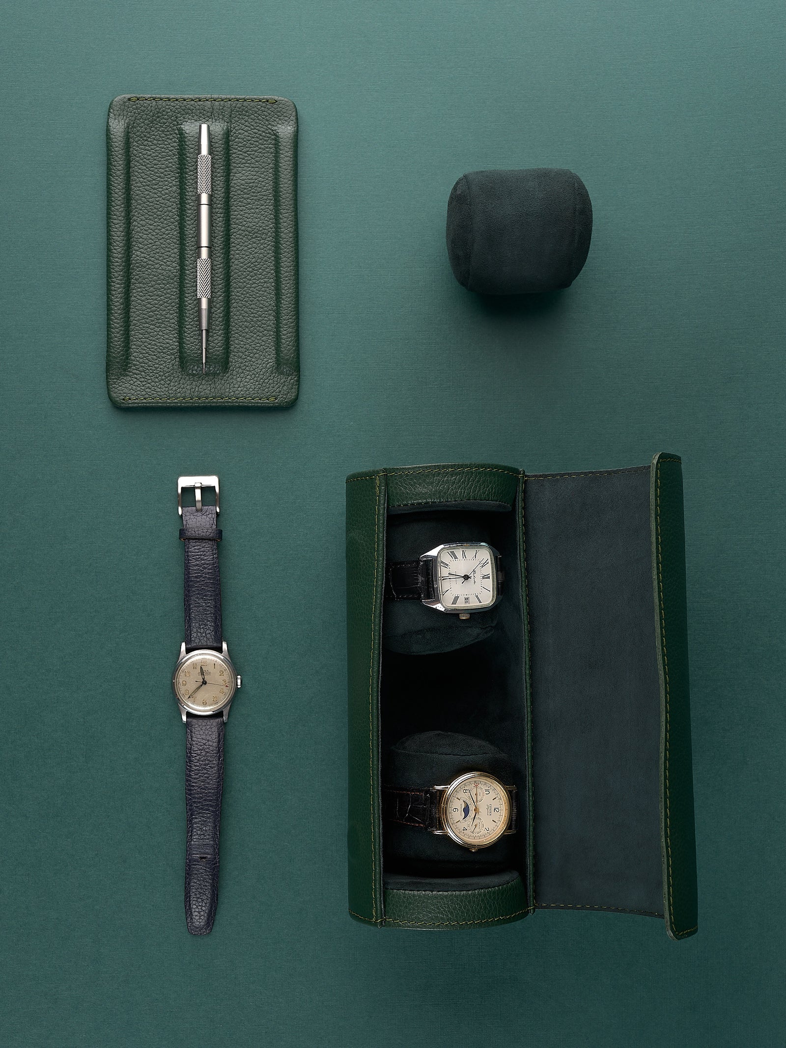 Watch collection. Watch collectors. Premium watch case. Preservation and care of old watches. Suede pillows. Case for watches made in leather for comfort and protection. Made by Capra Leather.