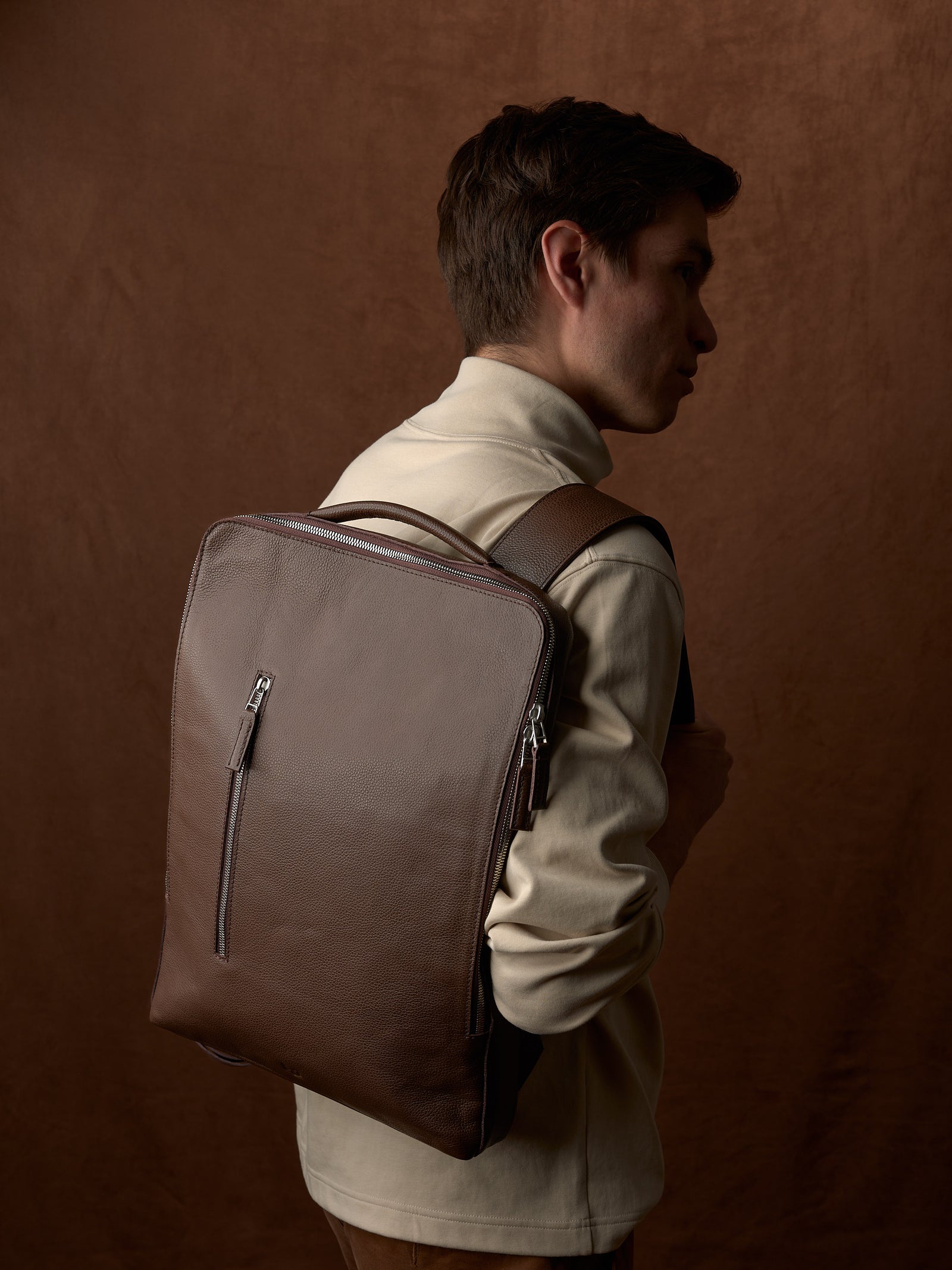 Professional backpack for men. Men´s fashion and accessories. Men's style. Pocket for quick access. Handmade leather bag for men. Made in premium materials by Capra Leather.