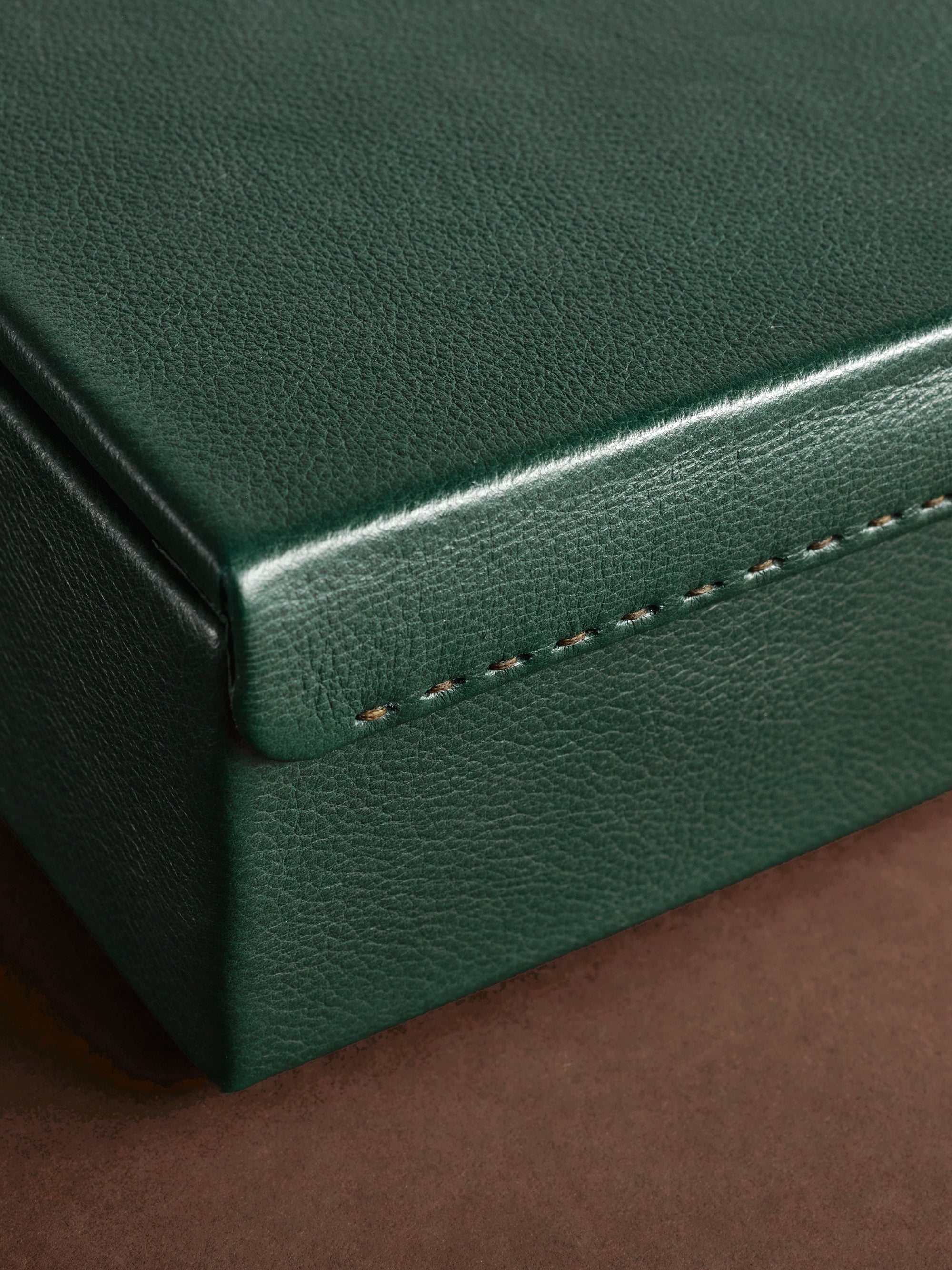 Fine craftsmanship. Hand-stitched Details. Leather cover. Best Watch Box Green by Capra Leather