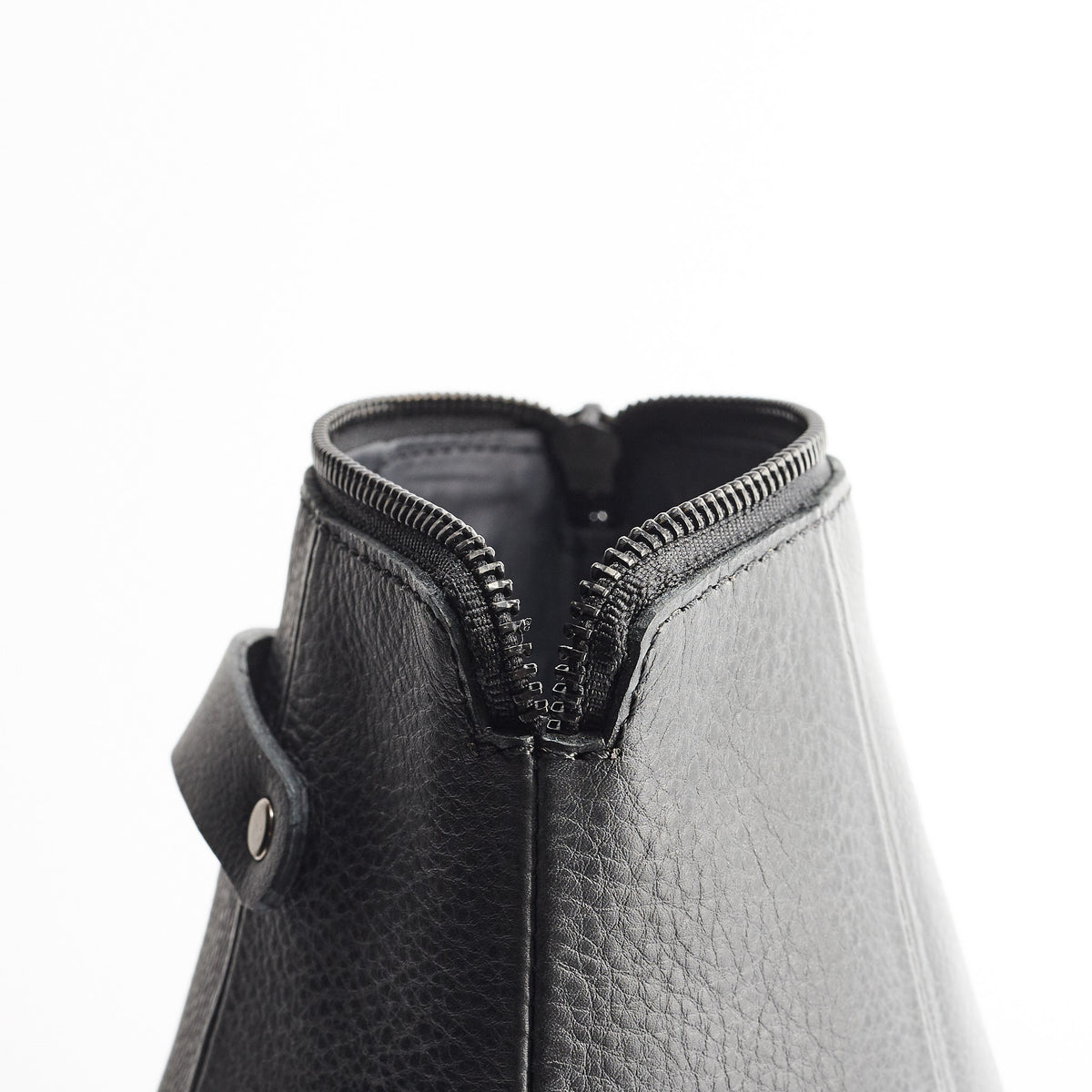 YKK metallic zipper. Black leather toiletry dopp kit for men. Designer dopp kit 