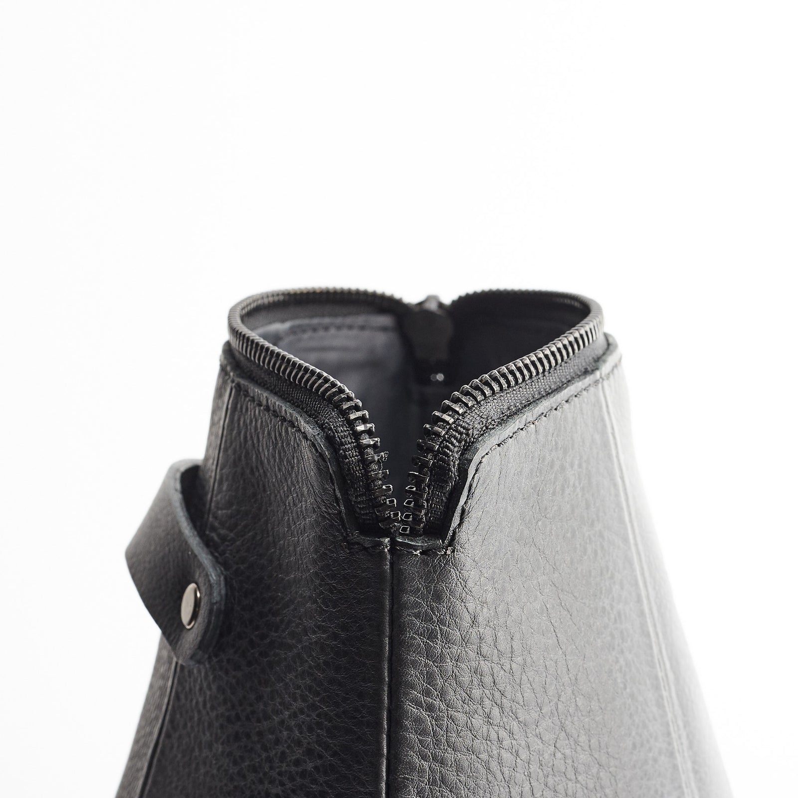 YKK metallic zipper. Black leather toiletry dopp kit for men. Designer dopp kit 