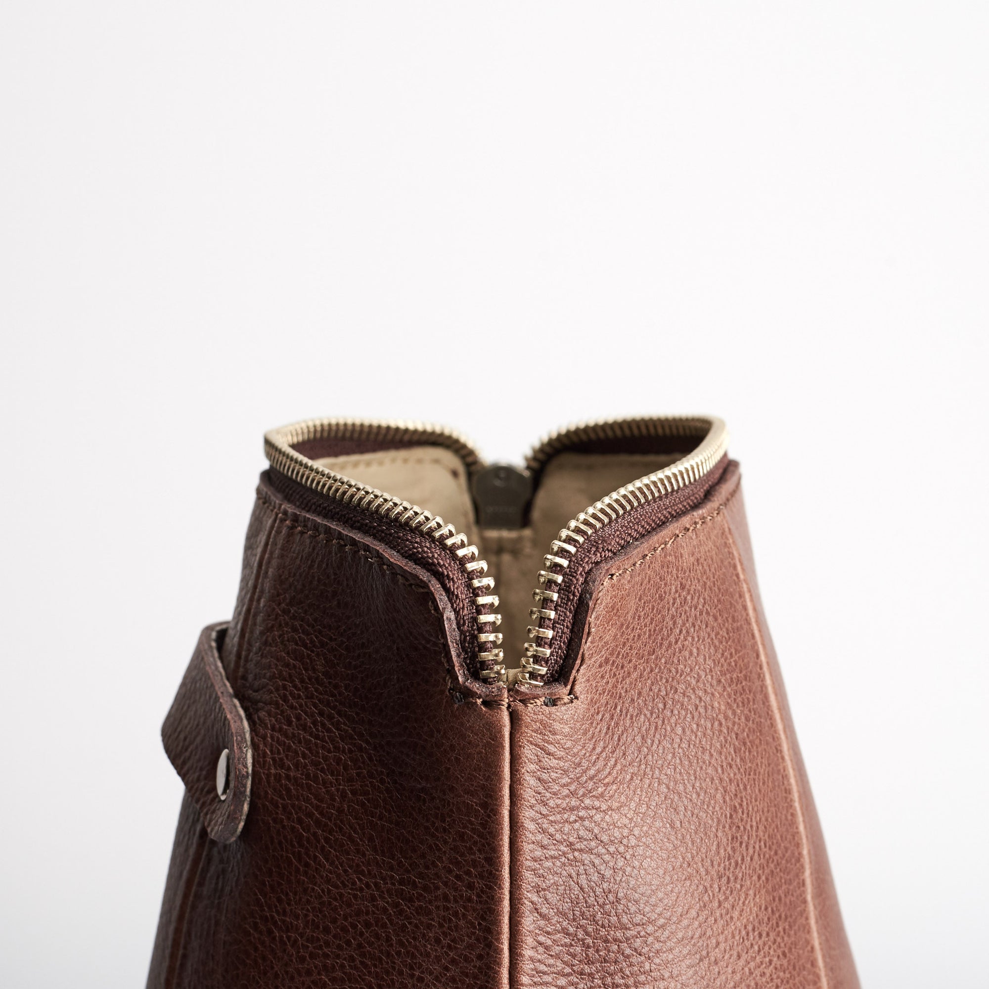 YKK metallic zipper. Brown leather toiletry dopp kit for men. Designer dopp kit 