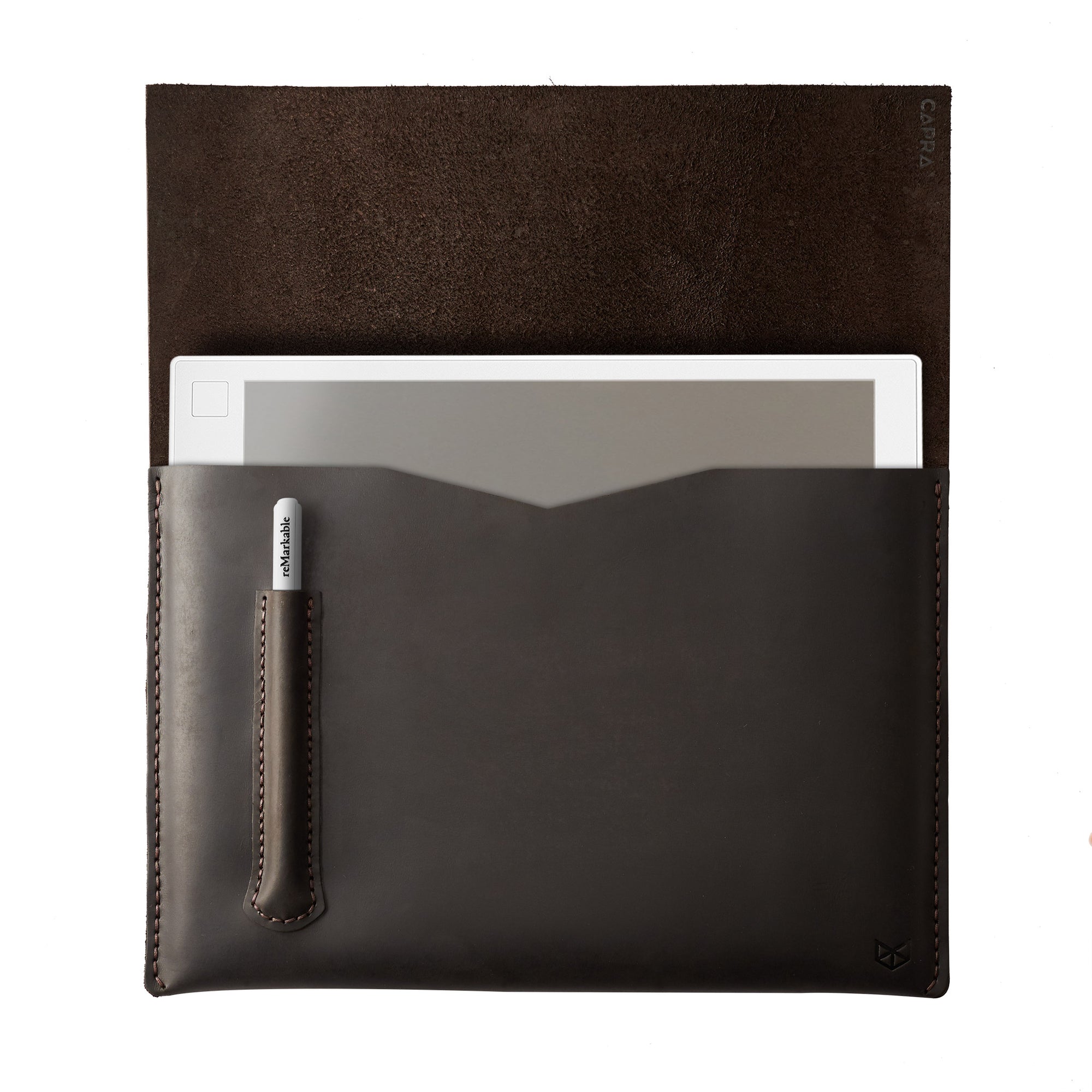 Style hold by model. Marron draftsman 2 case by Capra Leather. Remarkable sleeve.