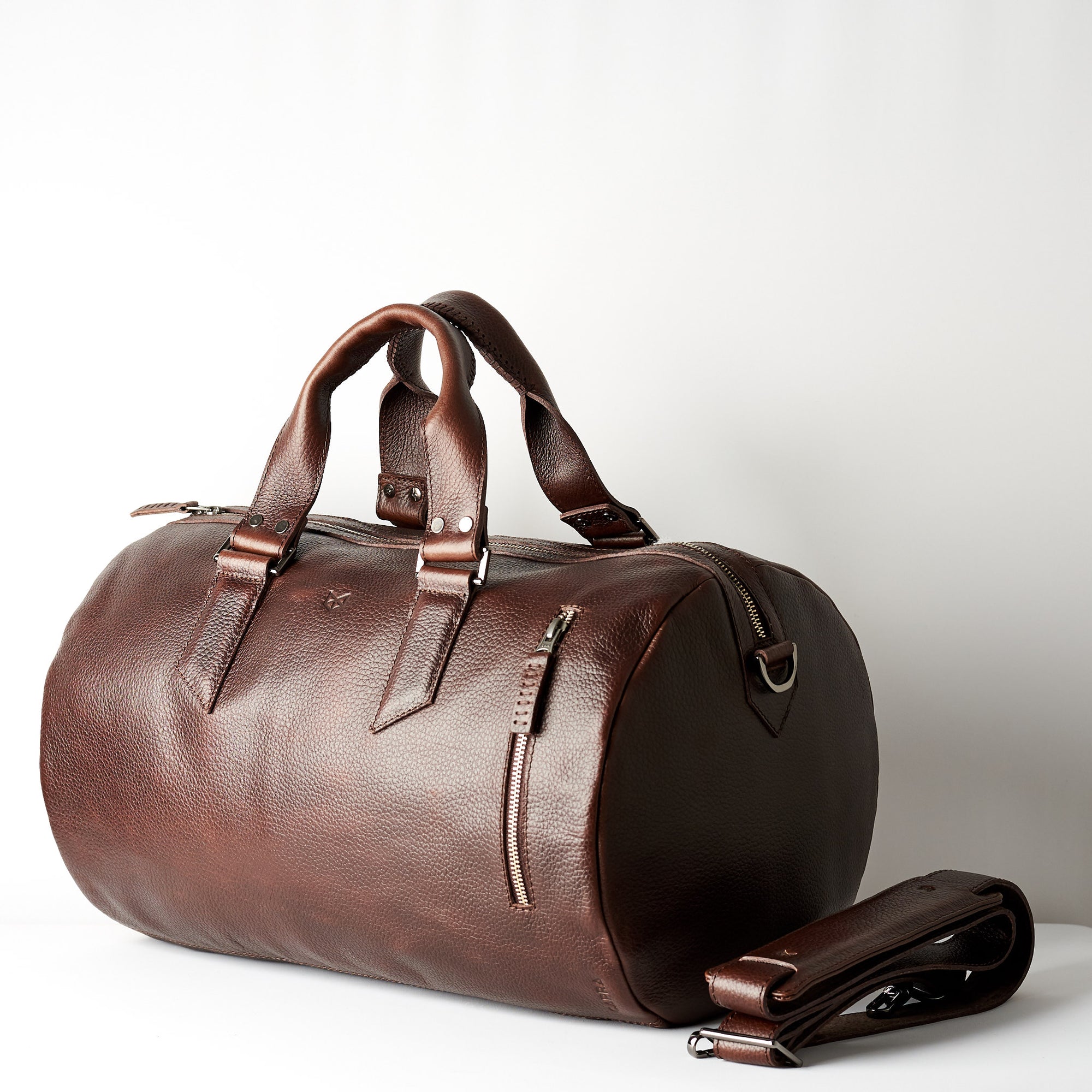 Style. Duffle with padded shoulder strap. Dark brown leather carryall bag. Mens travel weekender bag