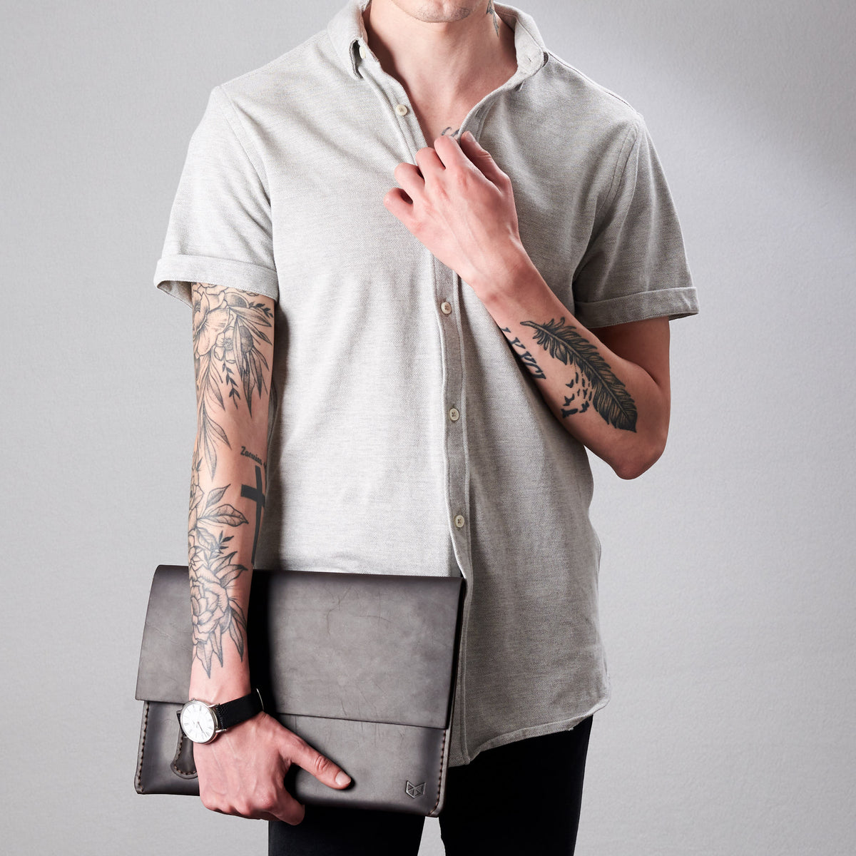 Style front view. Marron draftsman 2 case by Capra Leather. Remarkable sleeve.