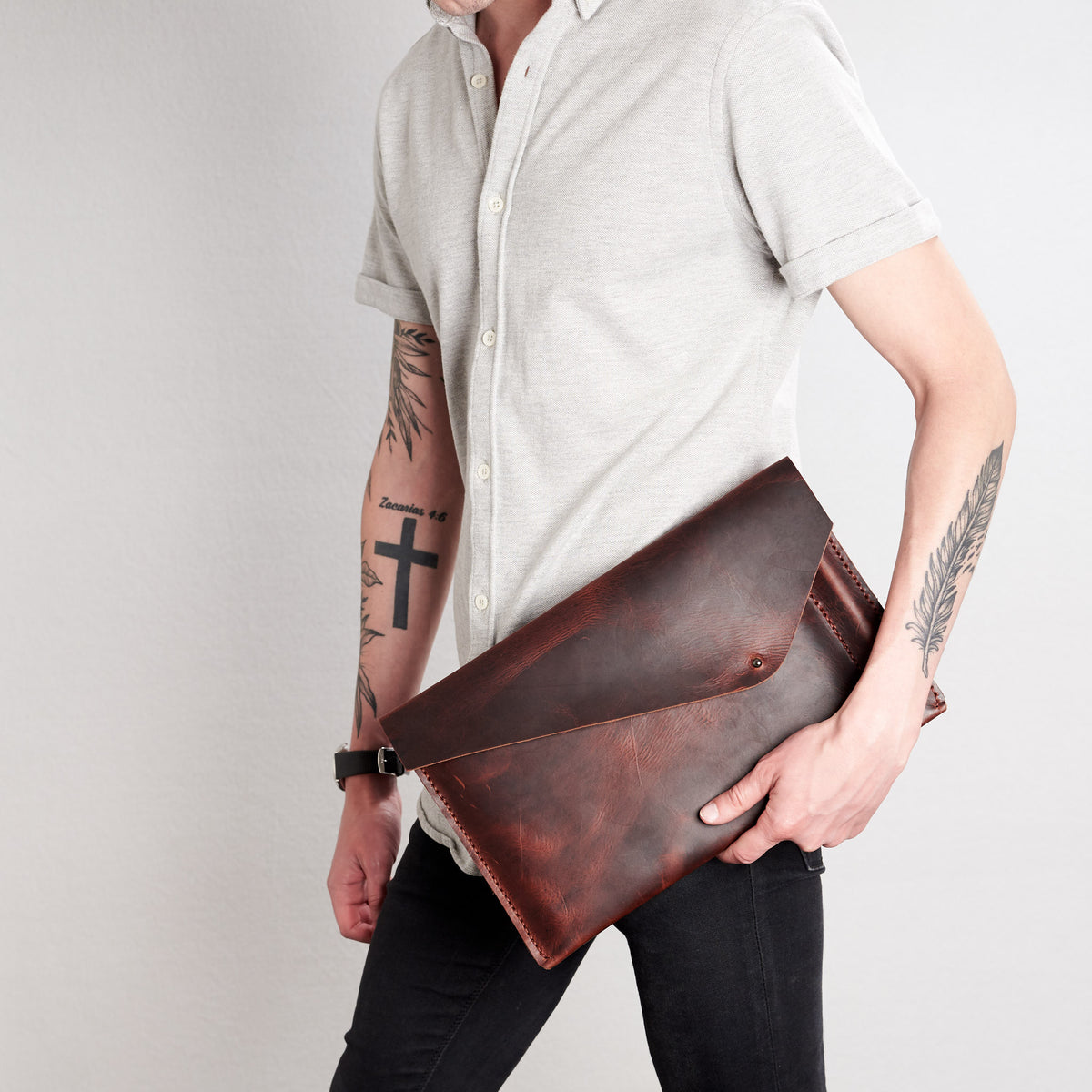 Style holding case by side. Cognac draftsman 5 case by Capra Leather. Remarkable sleeve.