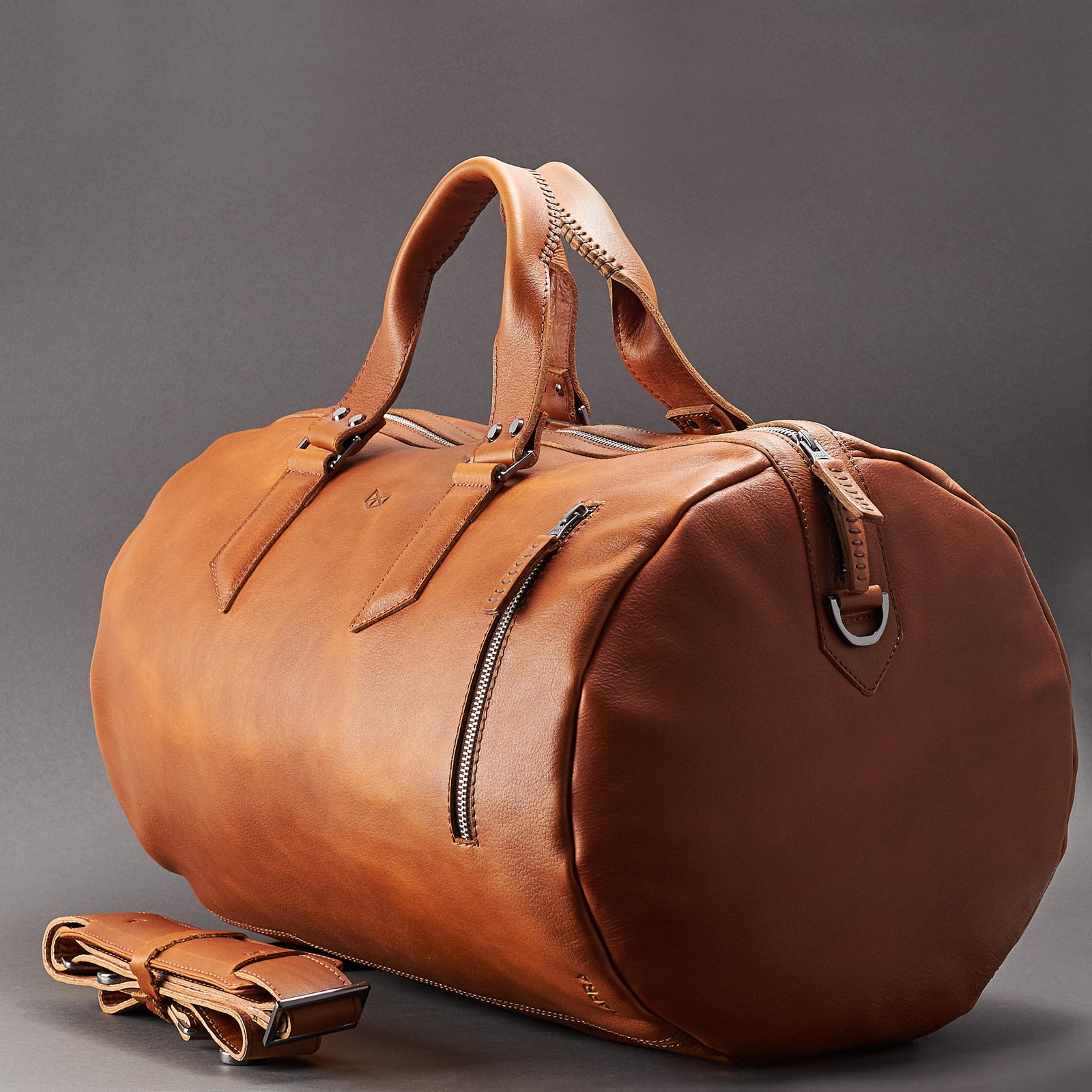 Styl. Handmade Tan brown leather duffle bag for men. Mens designer shoulder bag