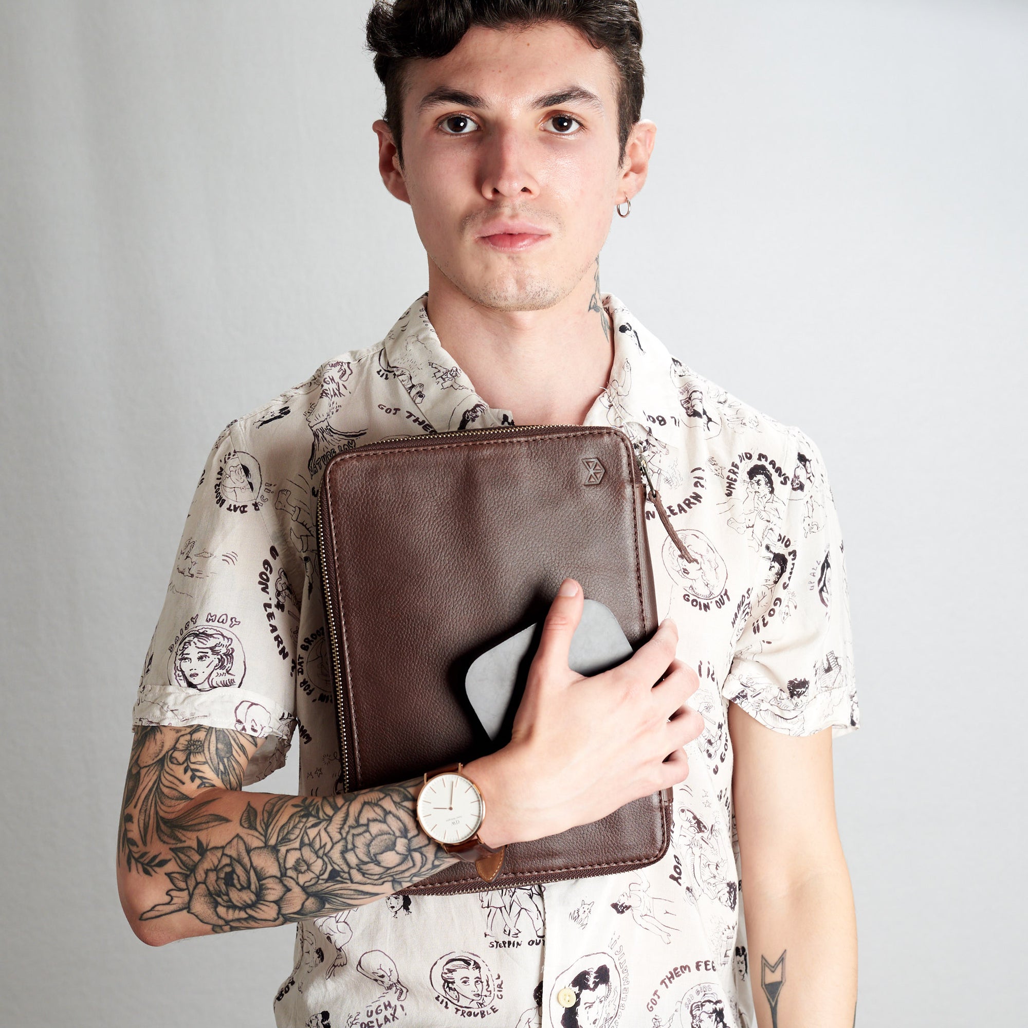 Styling leather gadget bag dark brown by Capra Leather