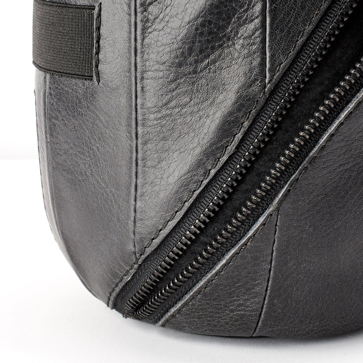 Anti scratch zipper strip to protect the Apple's HomePod surface. HomePod black leather travel carrying case.