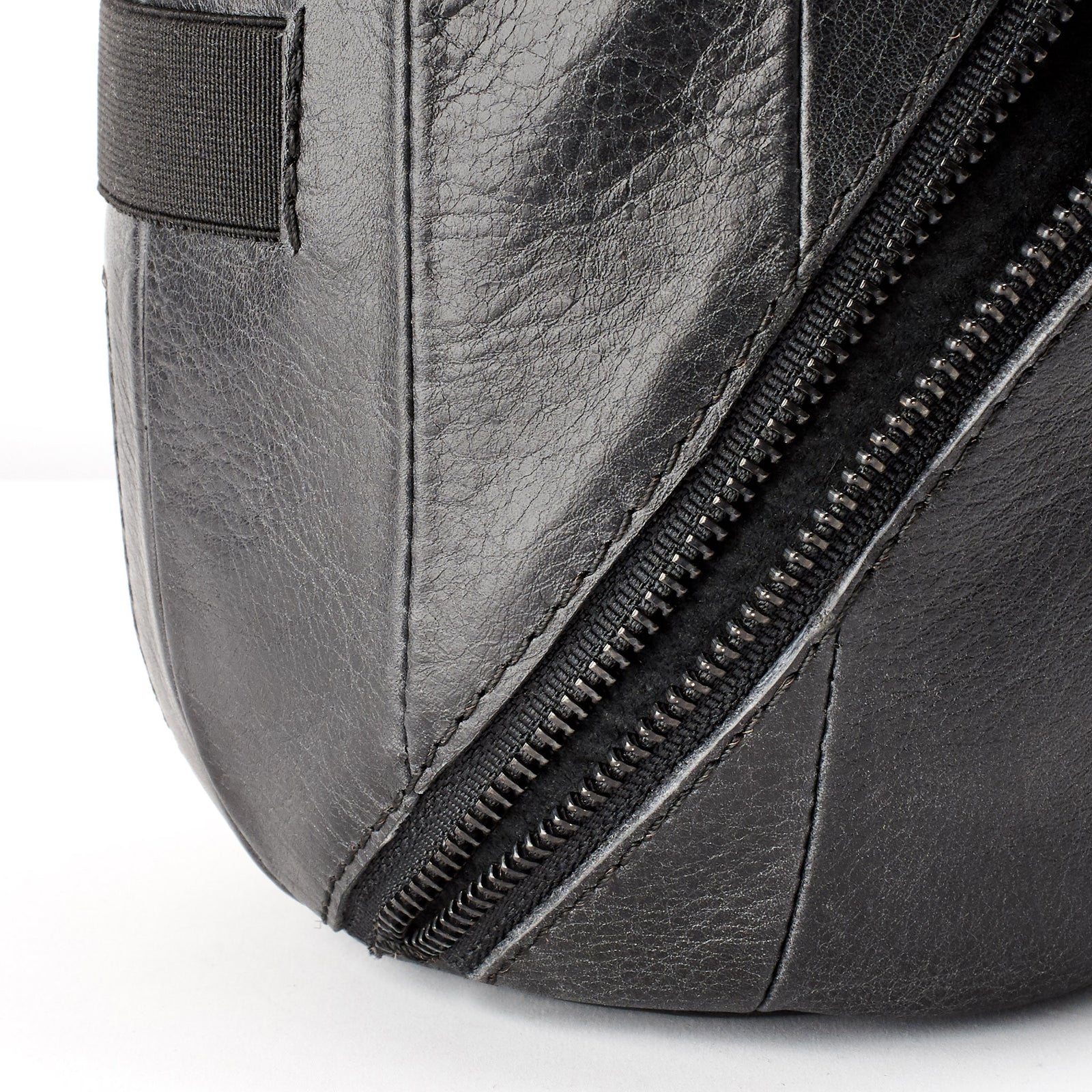 Anti scratch zipper strip to protect the Apple's HomePod surface. HomePod black leather travel carrying case.