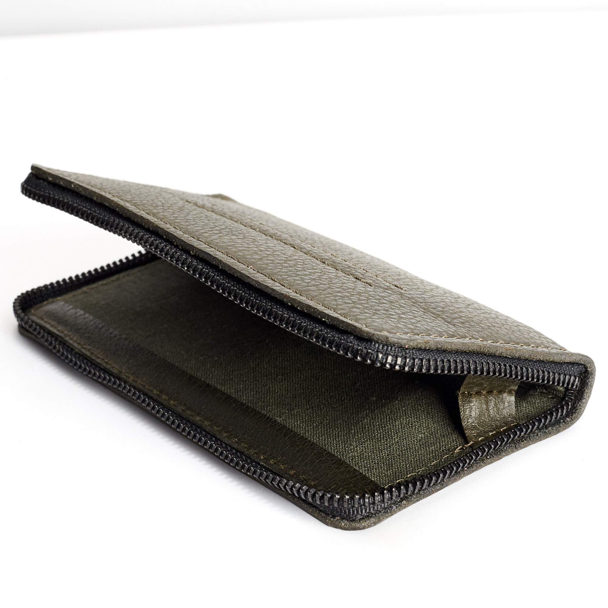 Linen interior.  Green handcrafted leather stand case for the Samsung Galaxy S8 and S8 Plus. Samsung sleeve wallet with card holder
