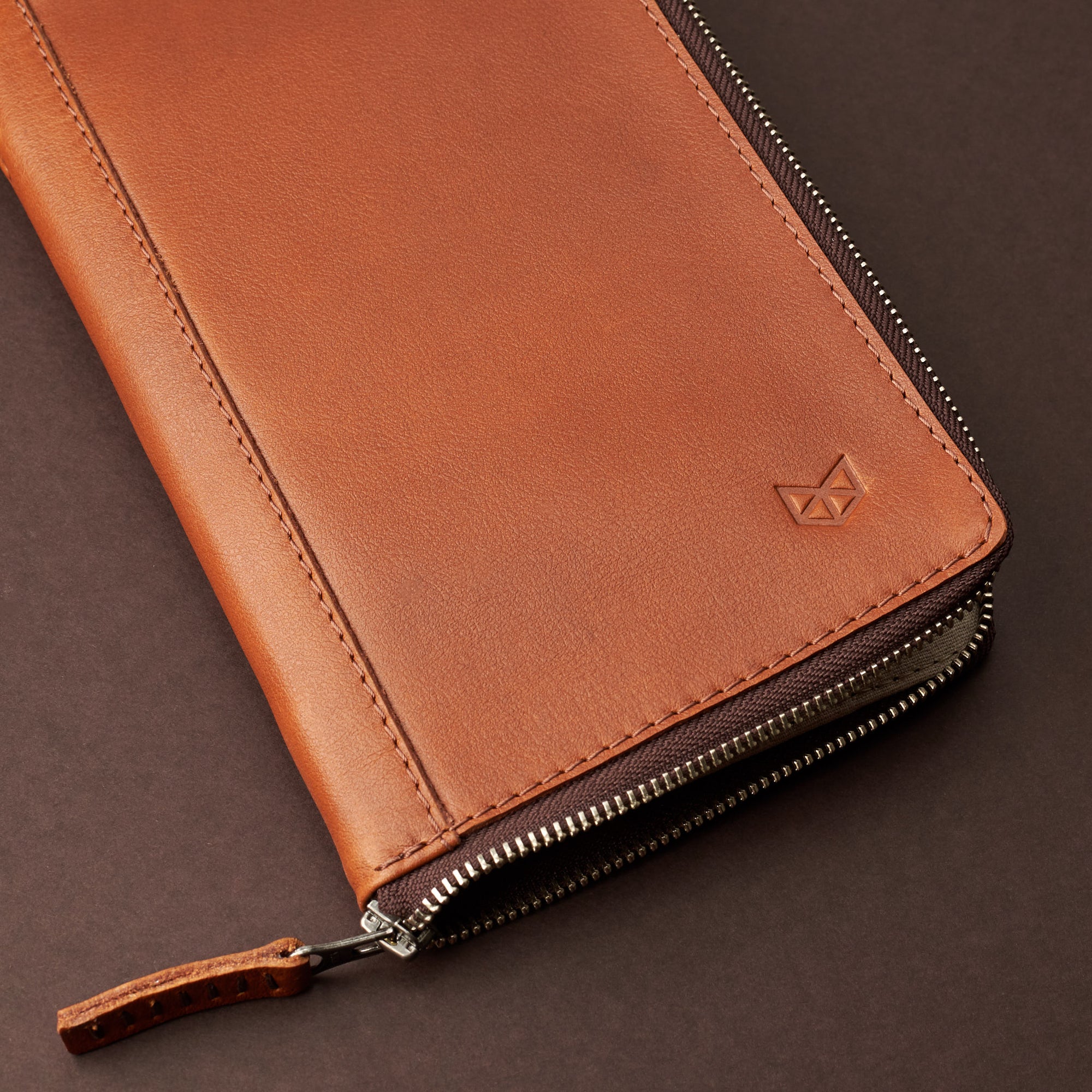 Passport holder's detail. Tan leather passport holder. Airport travel leather organizer accessories. Leather good craft by Capra Leather.