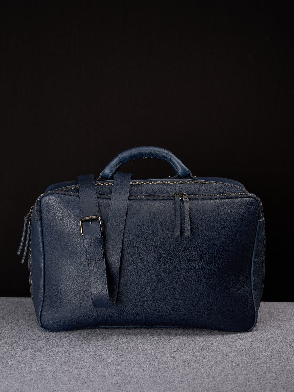 Leather duffle bag navy with shoulder strap by Capra