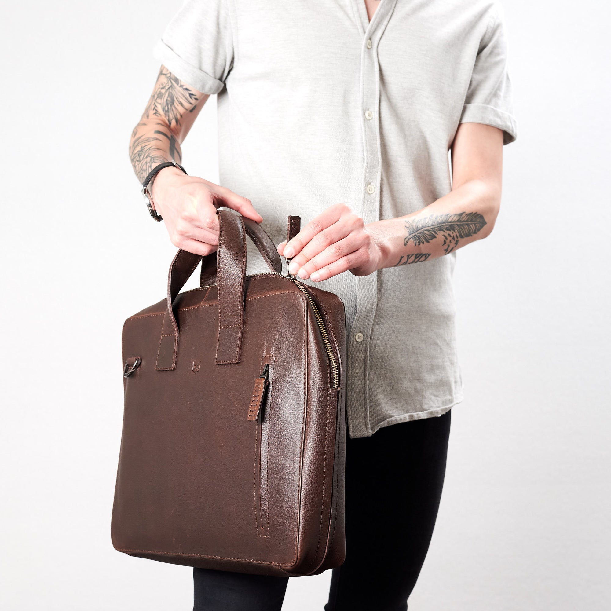 Roko briefcase in dark brown. Handles holding detail. Style picture by Capra Leather.