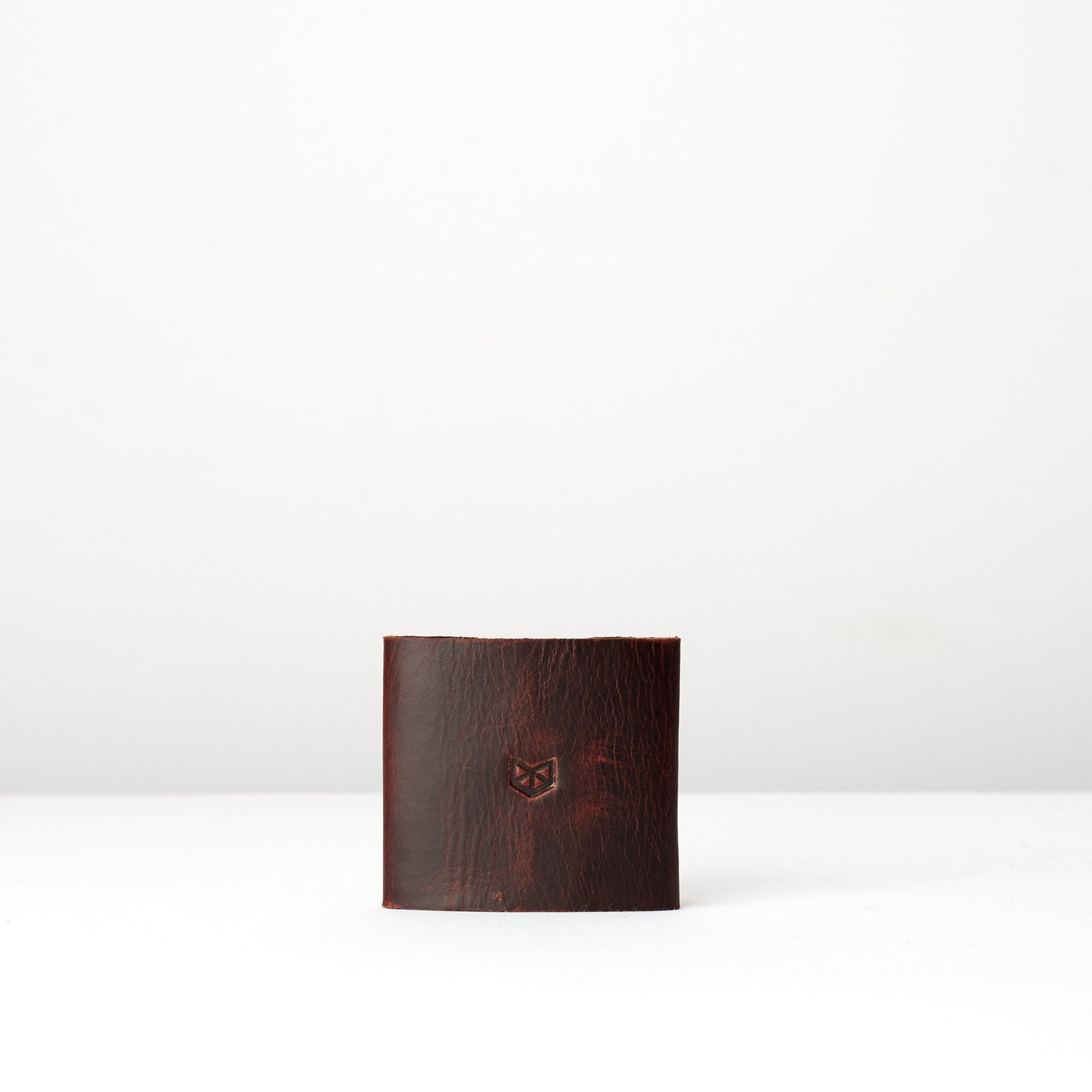 Minimal card holder. Leather coñac slim wallet gifts for men handmade accessories. minimalist full grain leather thin wallet. Made by Capra Leather. 