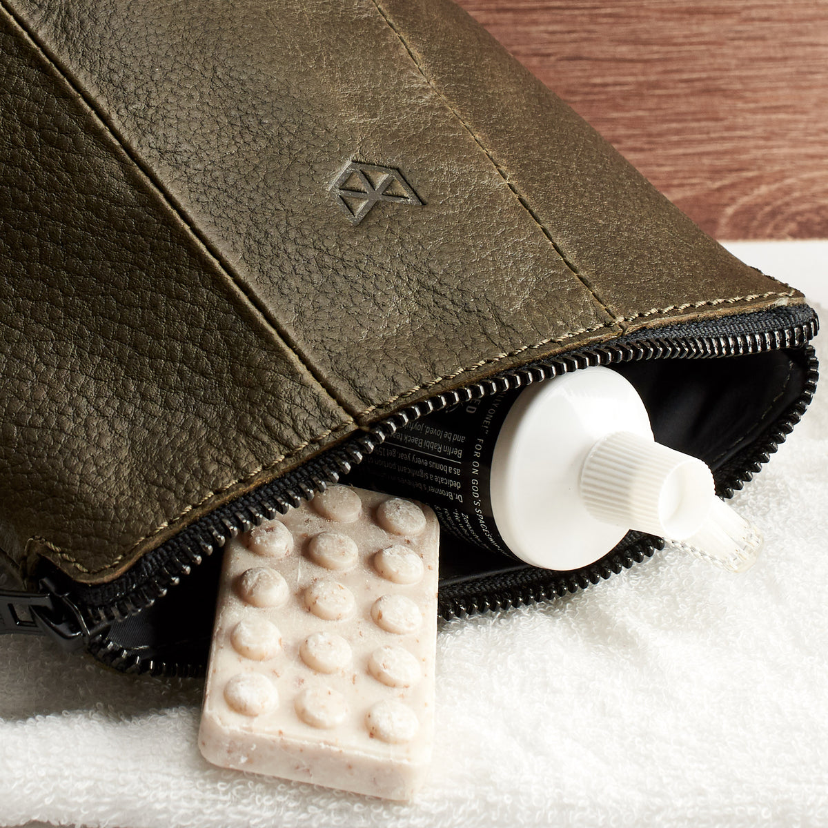 Style. Green leather boxer dopp kit for men. Custom groomsmen gifts. Travel bag for men