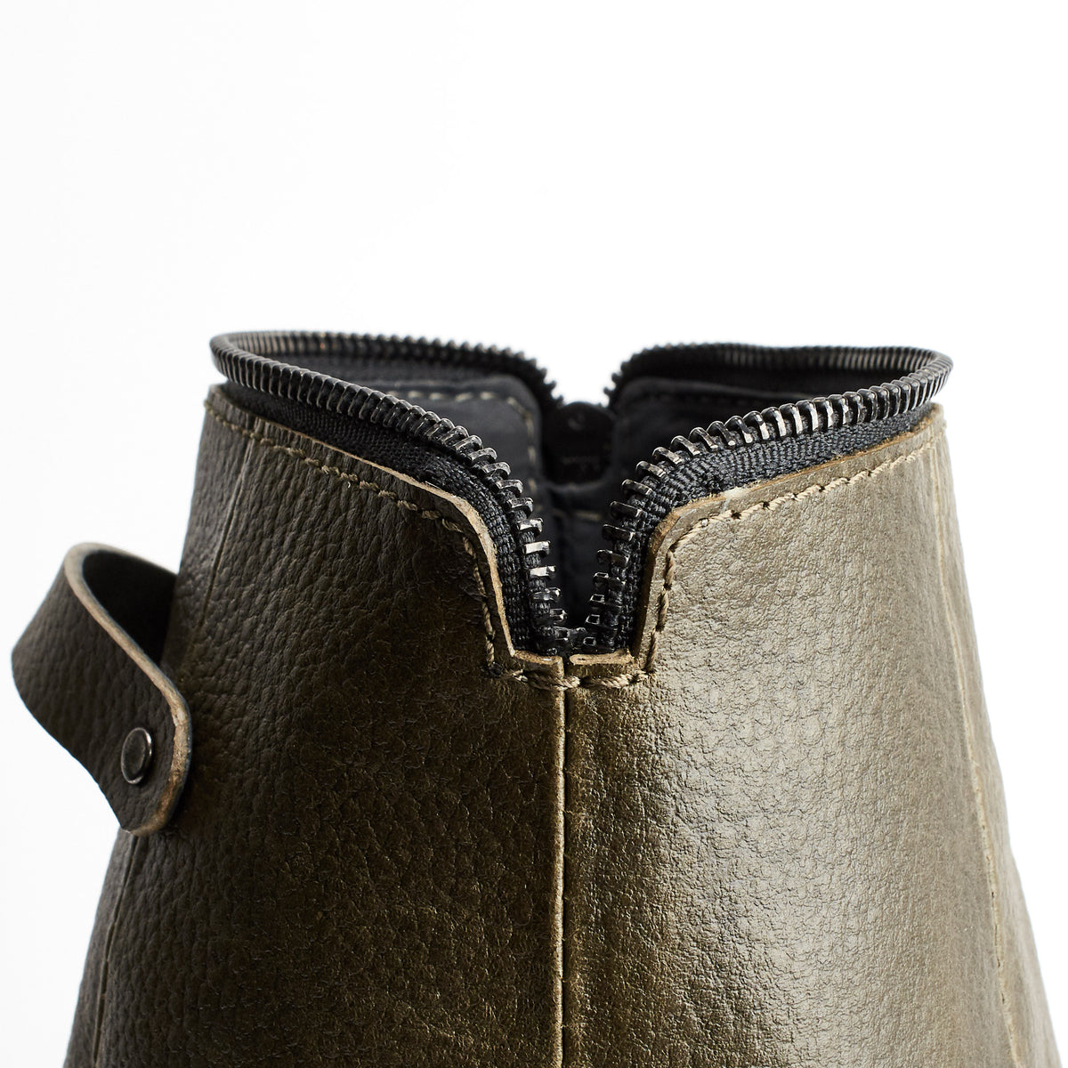 Open. Green leather boxer dopp kit for men. Custom groomsmen gifts. Travel bag for men