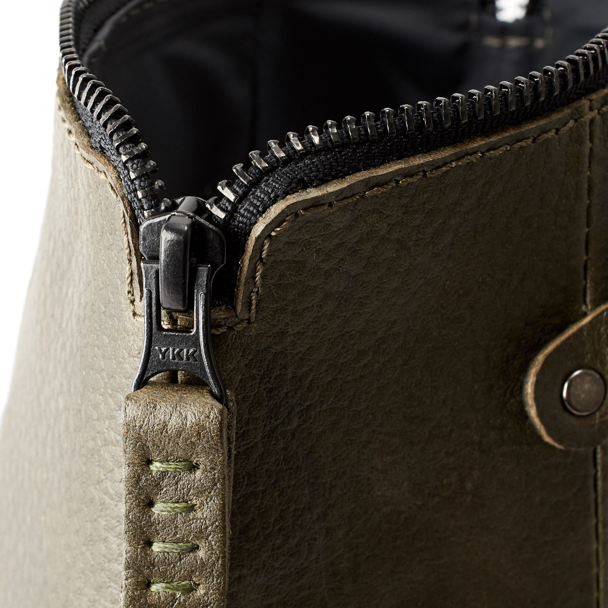 YKK metallic zipper. Green leather boxer dopp kit for men. Custom groomsmen gifts. Travel bag for men
