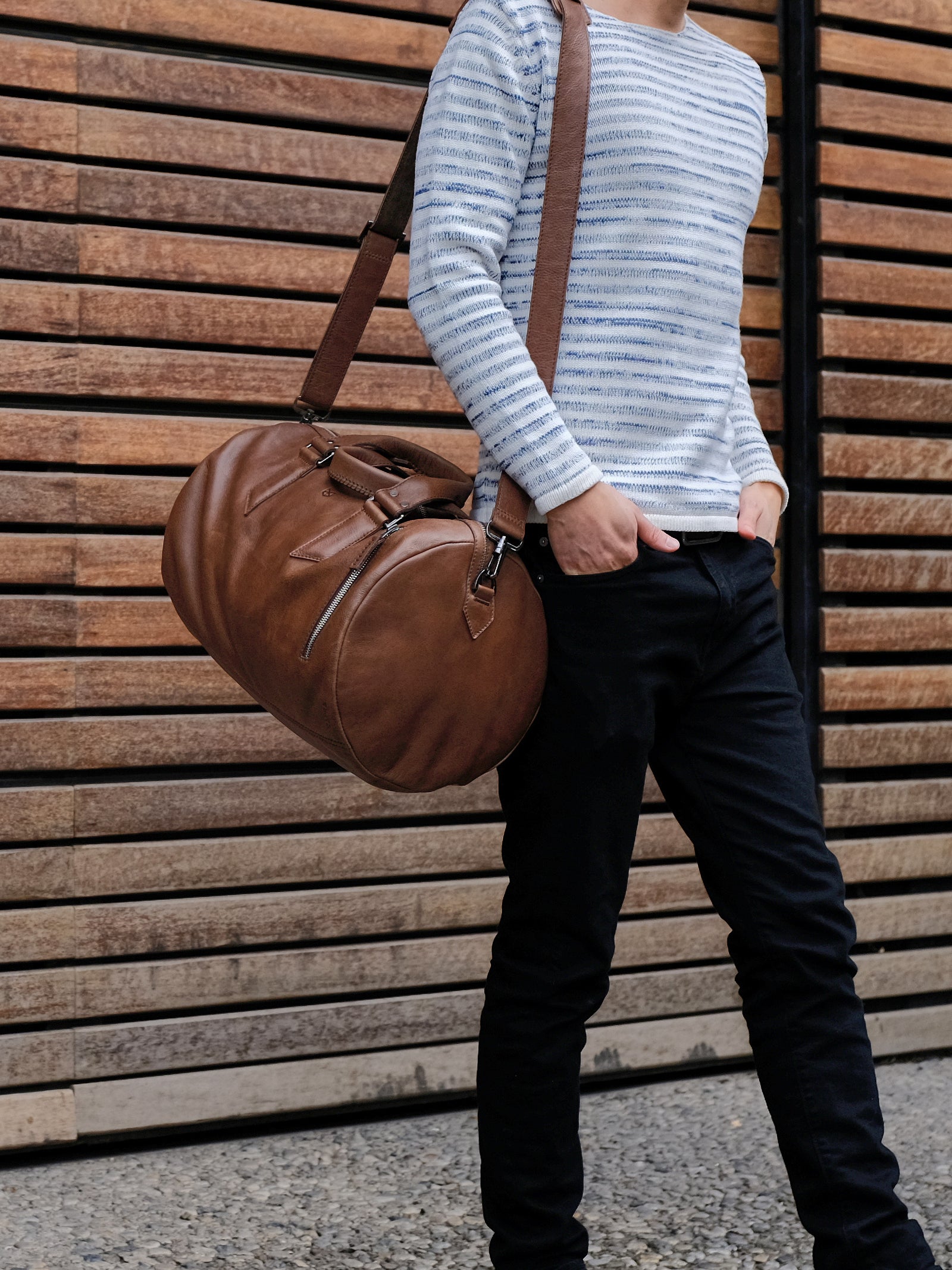 Style. Brown leather mens weekender shoulder bag. Weekend travel bag