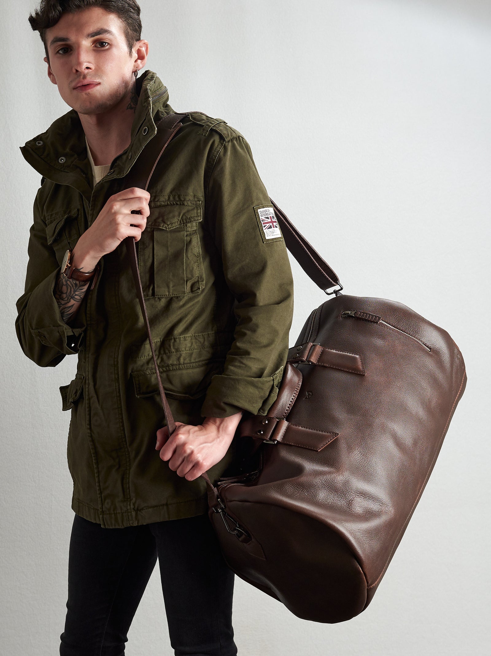 Style. Duffle with padded shoulder strap. Dark brown leather carryall bag. Mens travel weekender bag