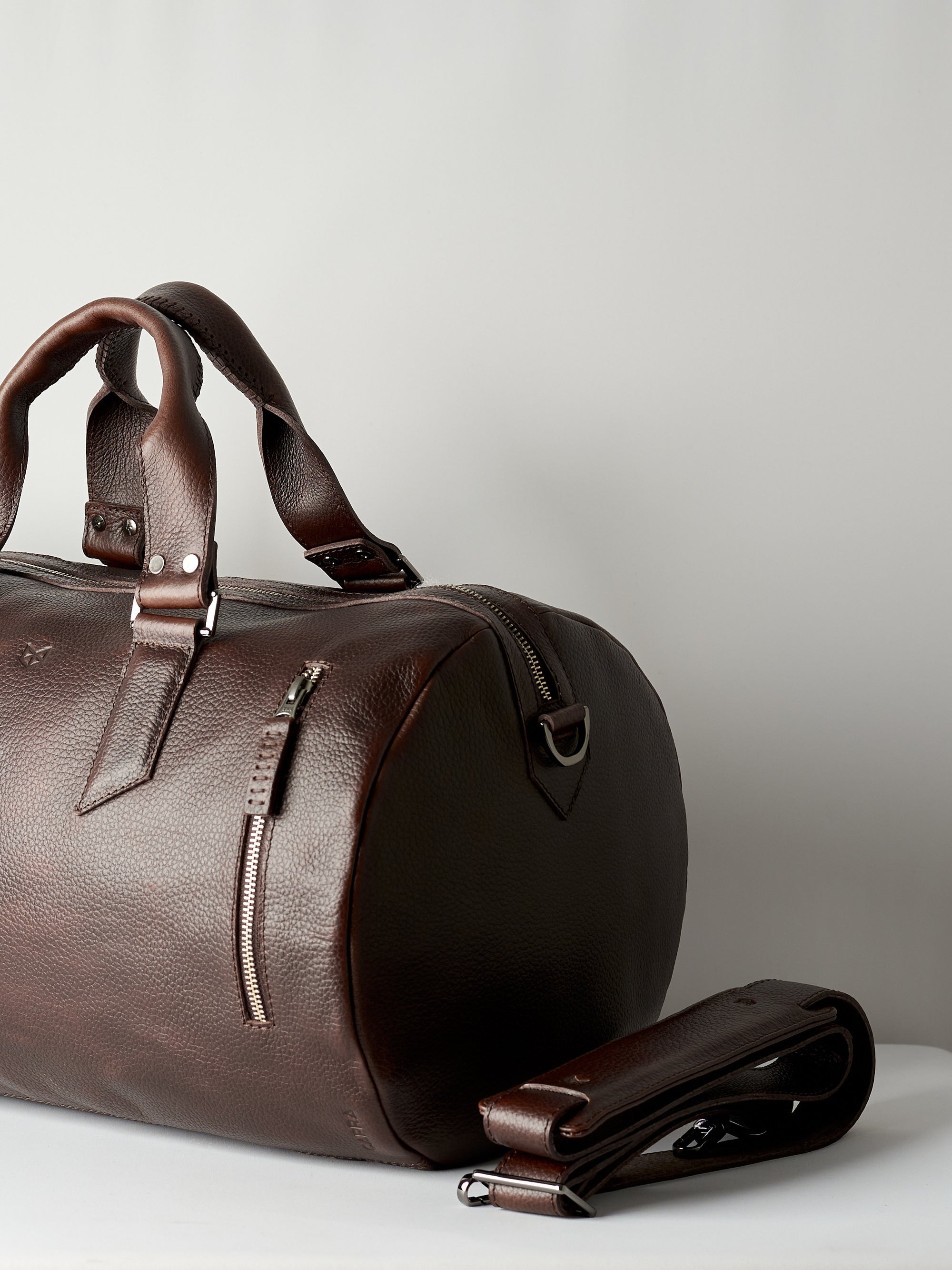Style. Duffle with padded shoulder strap. Dark brown leather carryall bag. Mens travel weekender bag