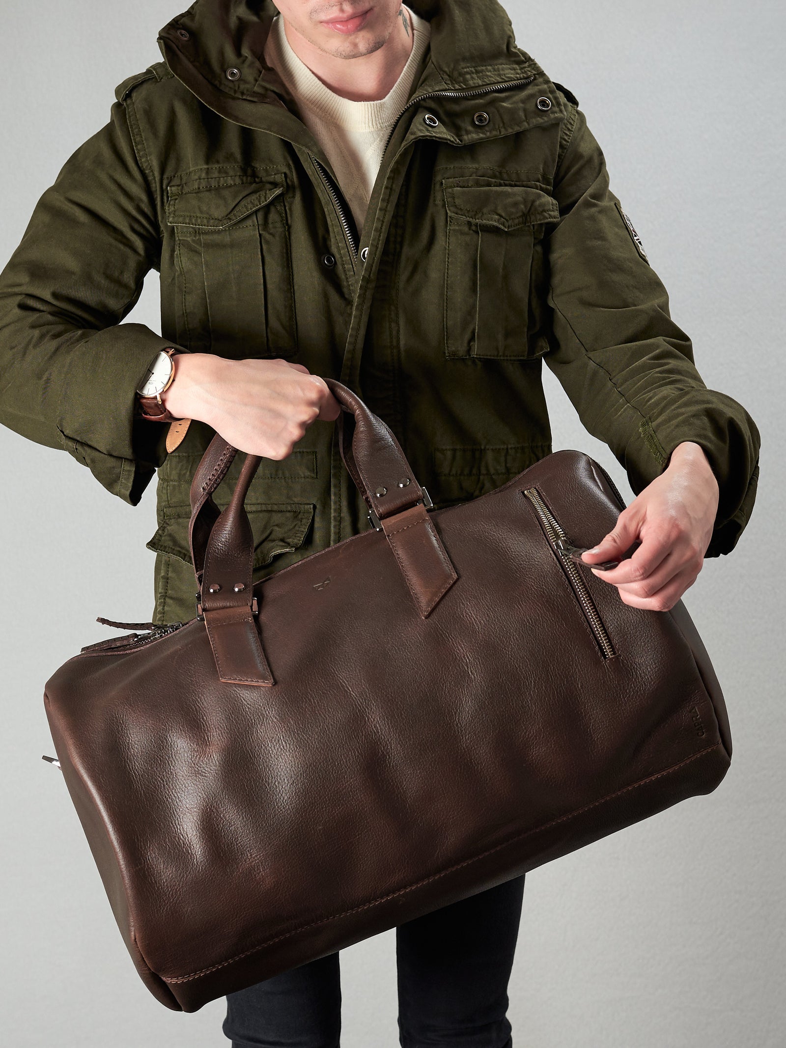 Style. Duffle with padded shoulder strap. Dark brown leather carryall bag. Mens travel weekender bag