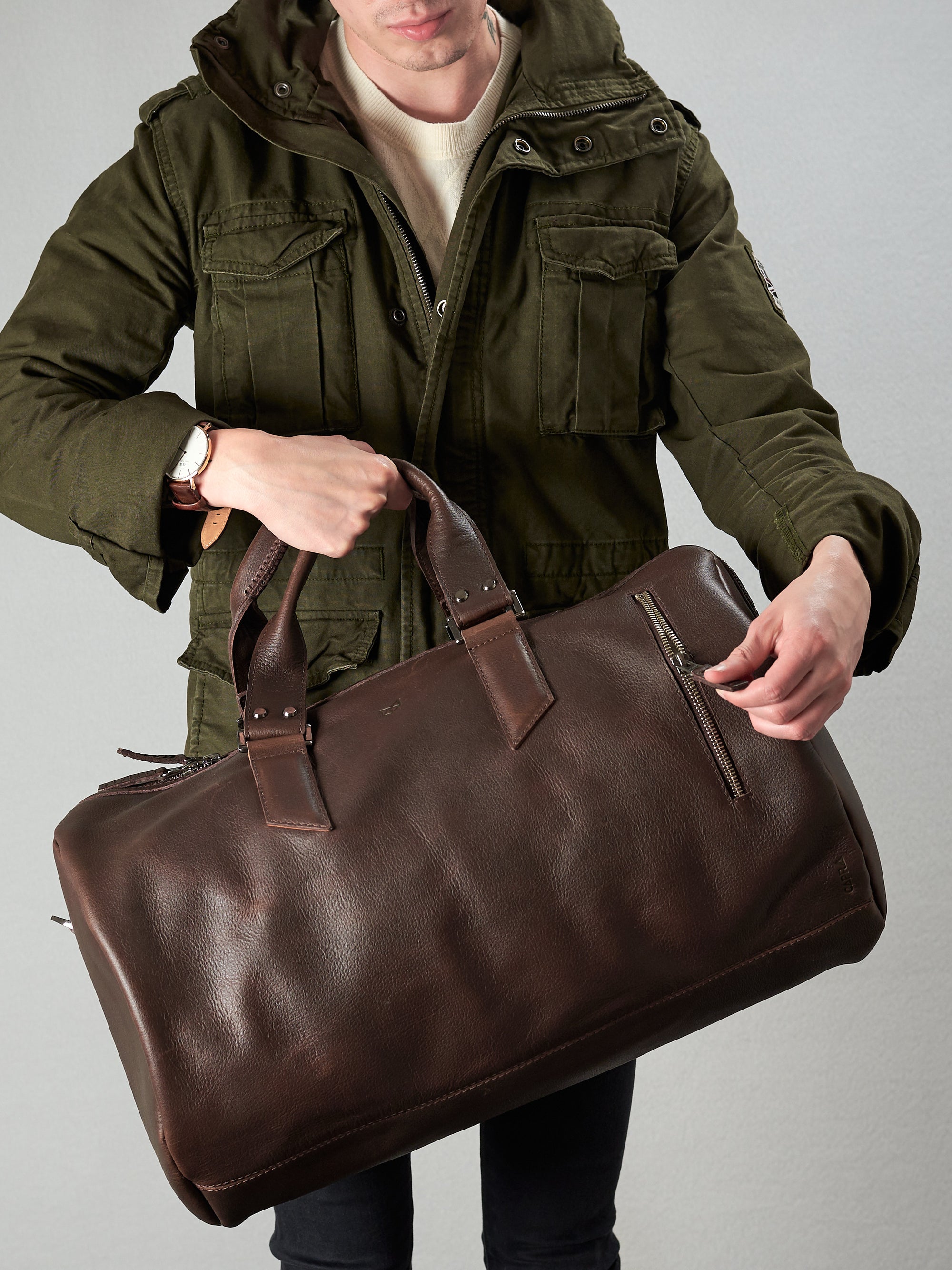 Style. Duffle with padded shoulder strap. Dark brown leather carryall bag. Mens travel weekender bag