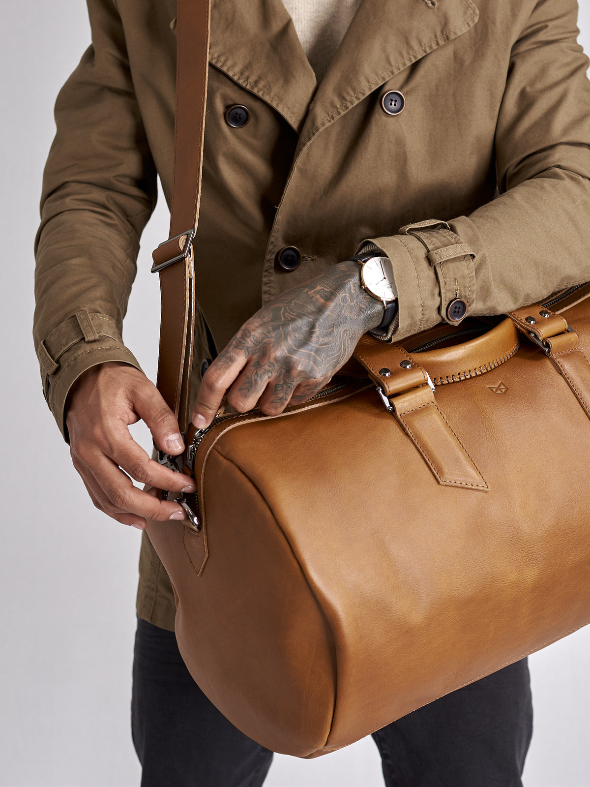 Substantial duffle bag tan by Capra Leather. Detail bag zippers style.