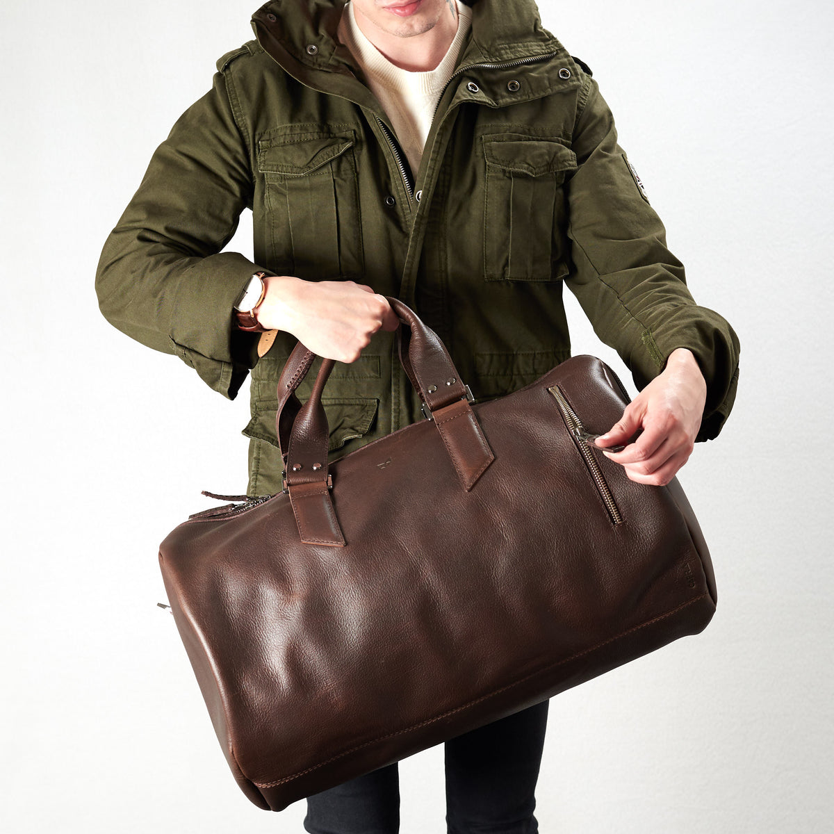 Style. Duffle with padded shoulder strap. Dark brown leather carryall bag. Mens travel weekender bag
