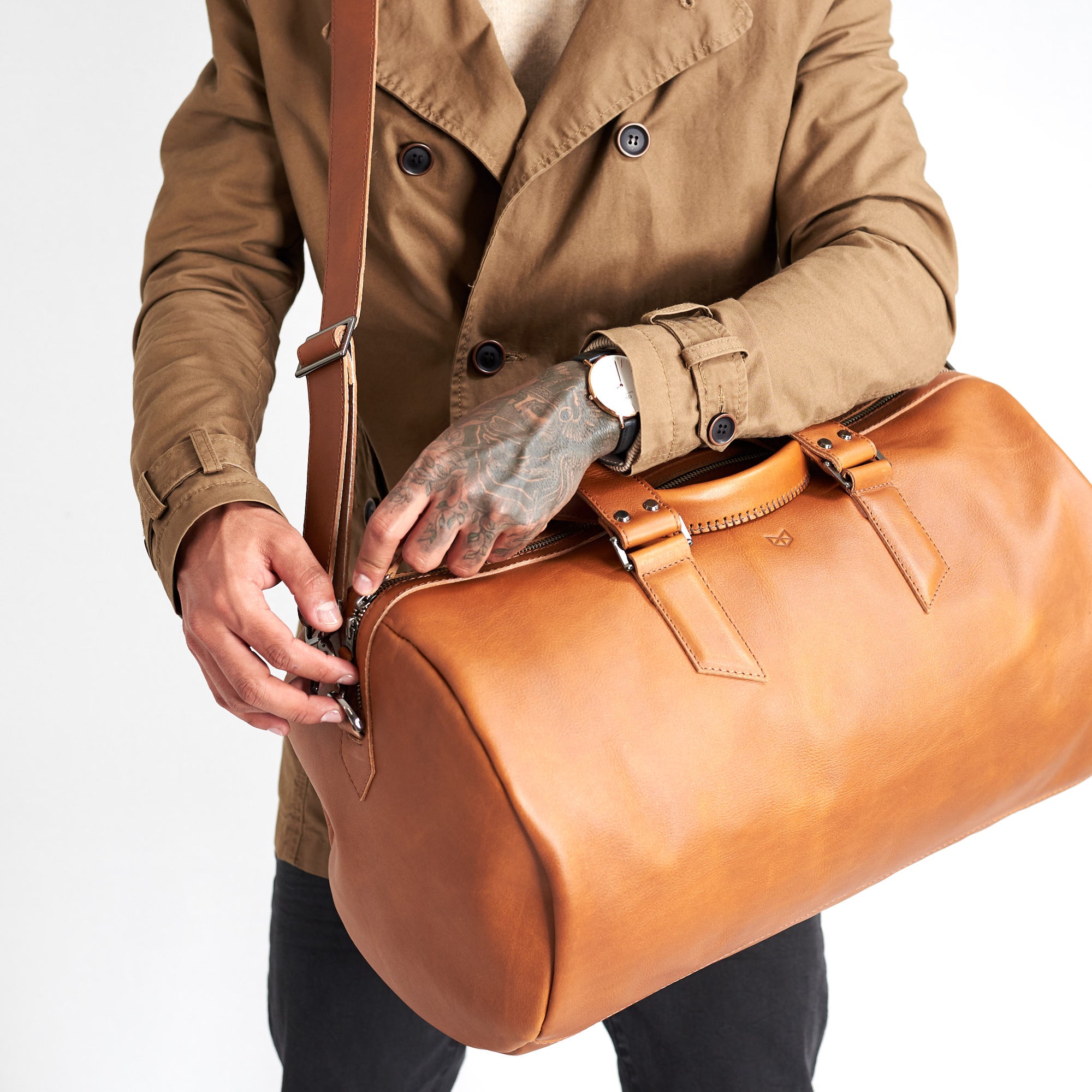 Substantial duffle bag tan by Capra Leather. Detail bag zippers style.