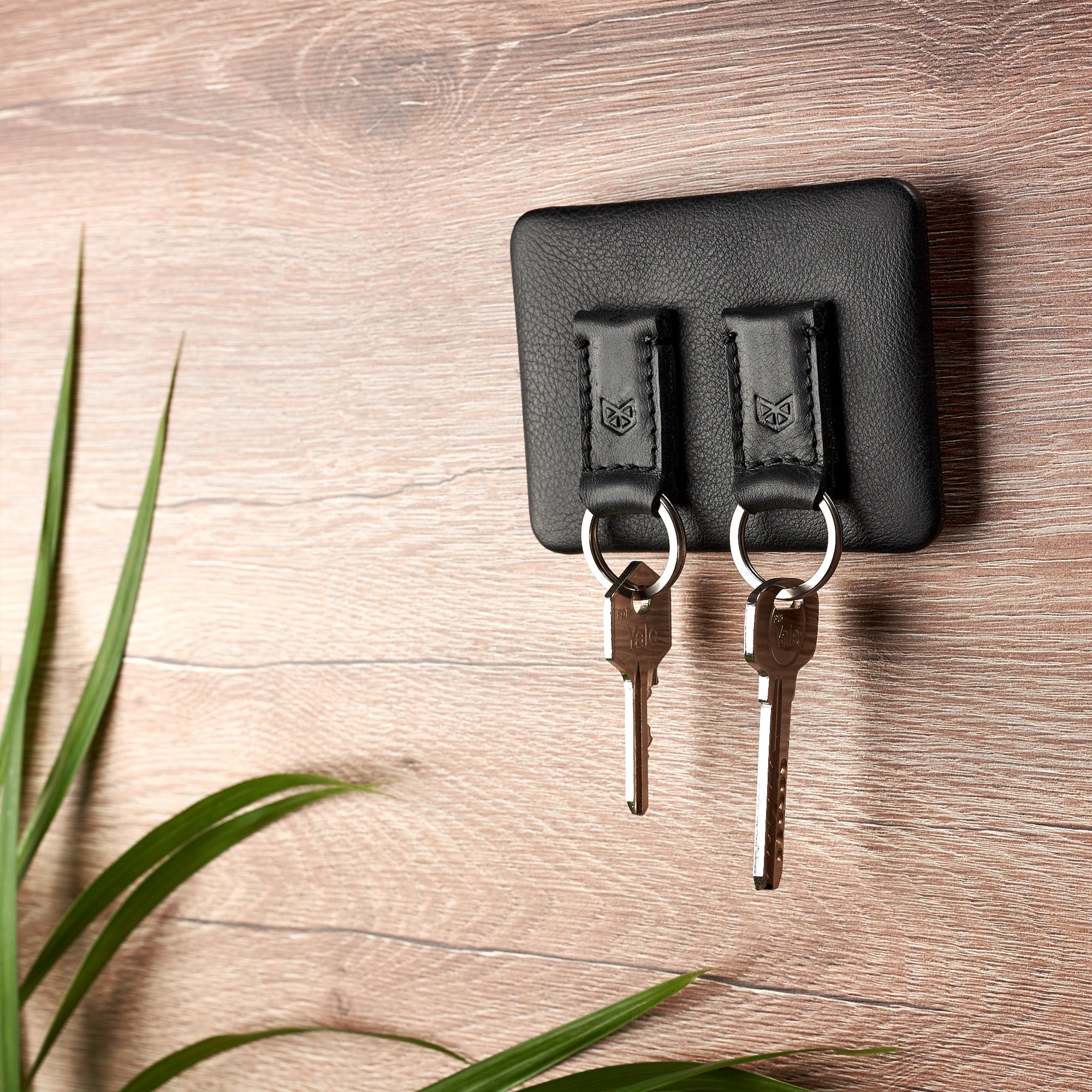  Magnetic key hanger organizer. Black leather magnetic key holder