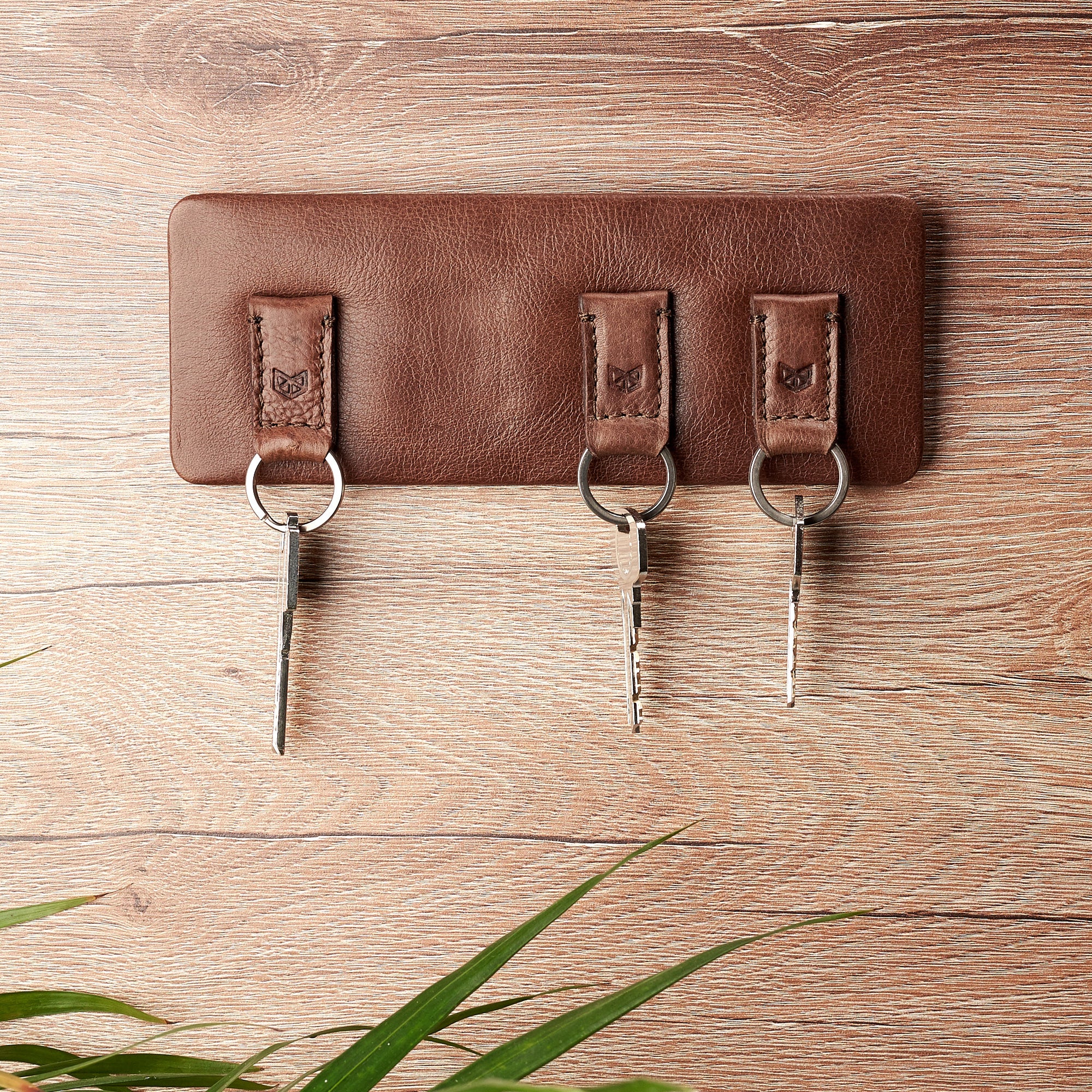  Magnetic key hanger organizer. Brown leather magnetic key holder